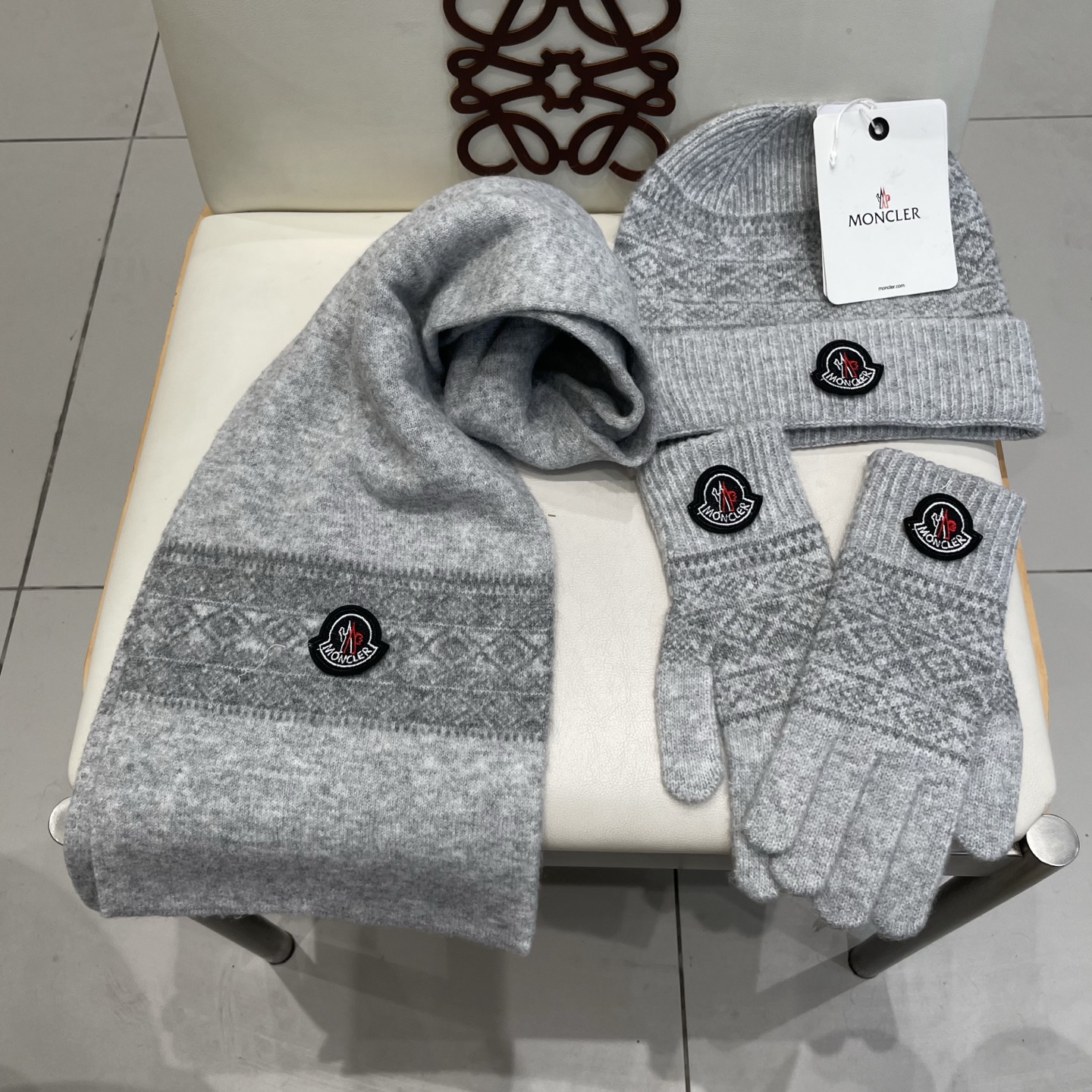 蒙口moncler【羊毛套装帽子-帽子➕围巾+手套🧤】经典套装帽子！暖暖哒超级舒服～冬日小姐姐减龄神器哦