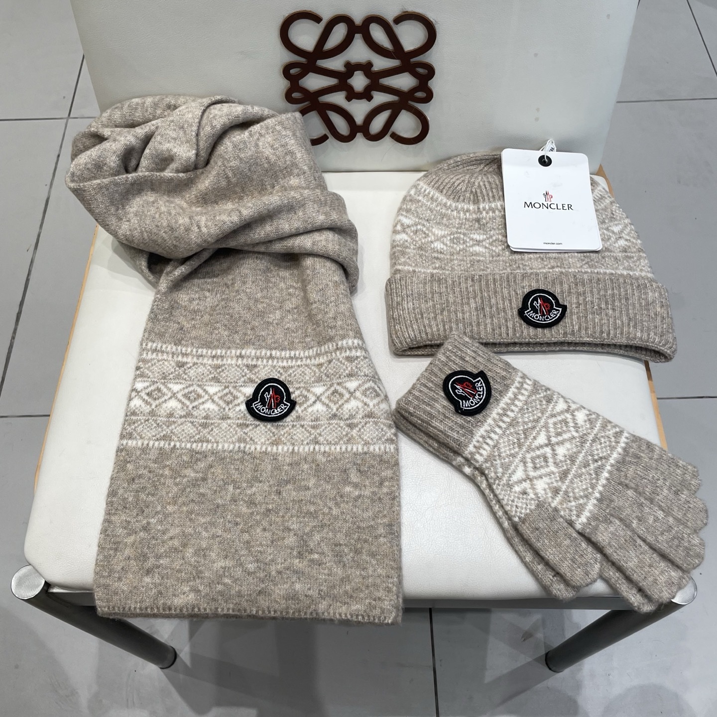 蒙口moncler【羊毛套装帽子-帽子➕围巾+手套🧤】经典套装帽子!暖暖哒超级舒服~冬日小姐姐减龄神器哦