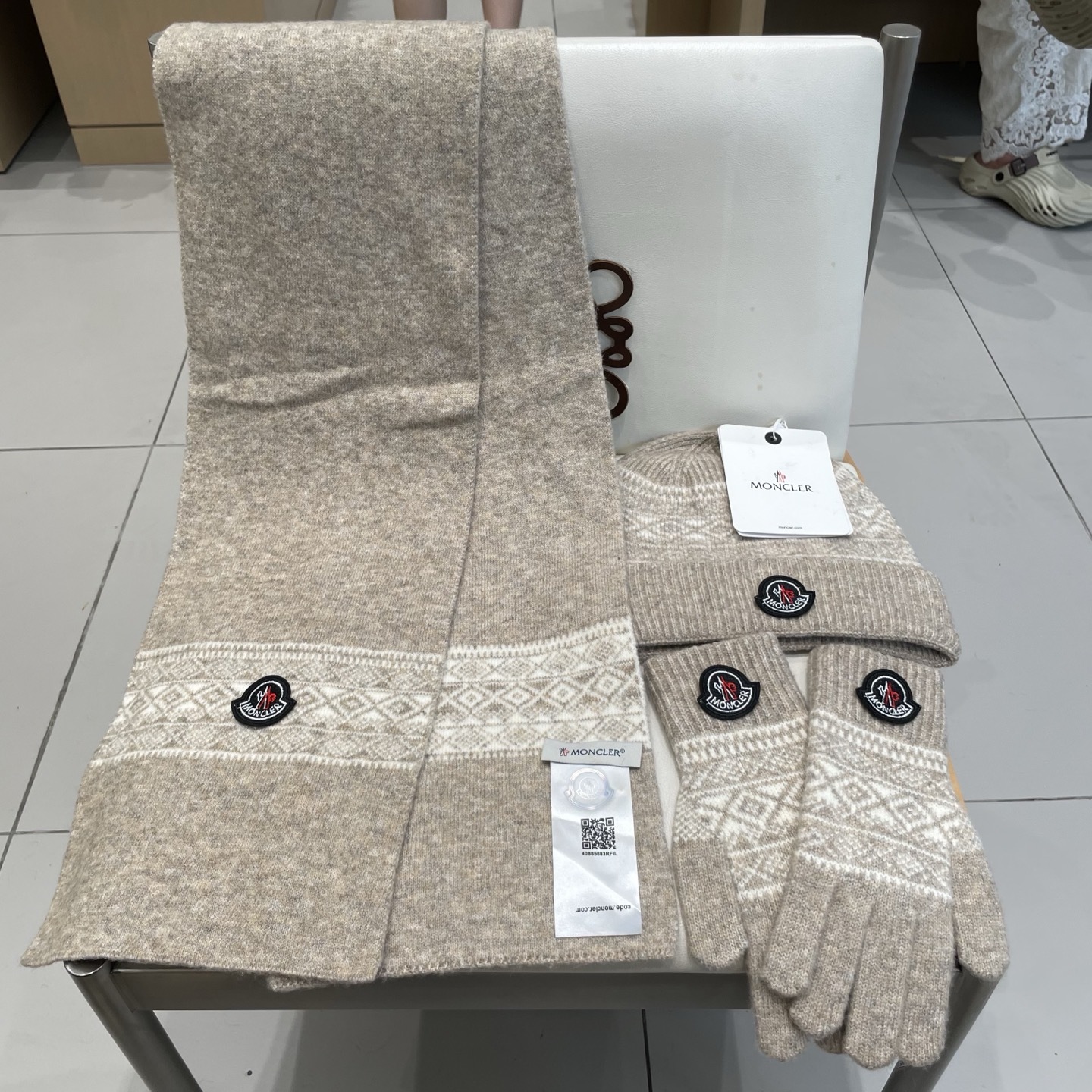 蒙口moncler【羊毛套装帽子-帽子➕围巾+手套🧤】经典套装帽子!暖暖哒超级舒服~冬日小姐姐减龄神器哦