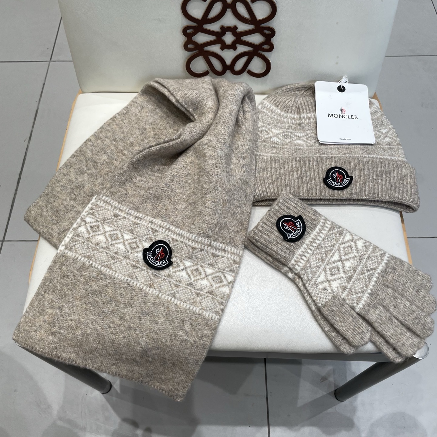 蒙口moncler【羊毛套装帽子-帽子➕围巾+手套🧤】经典套装帽子!暖暖哒超级舒服~冬日小姐姐减龄神器哦