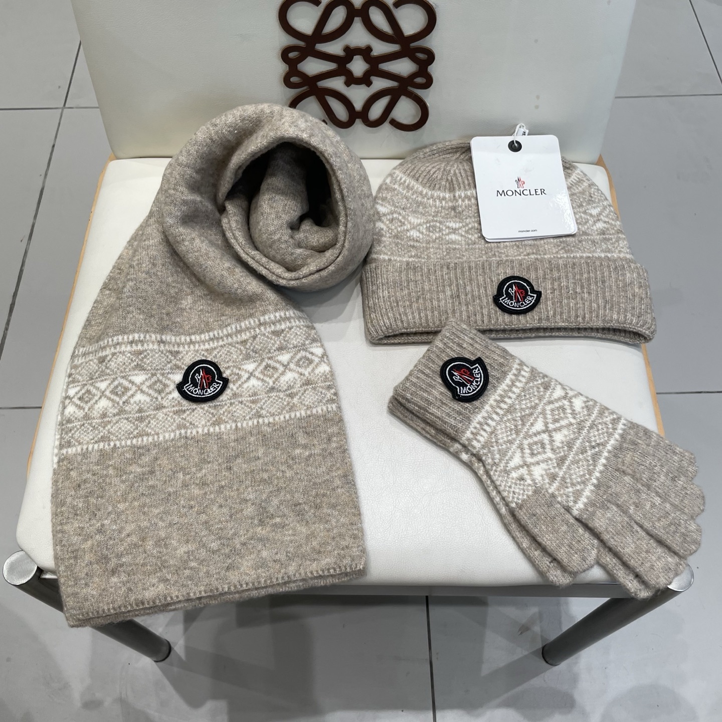 蒙口moncler【羊毛套装帽子-帽子➕围巾+手套🧤】经典套装帽子!暖暖哒超级舒服~冬日小姐姐减龄神器哦