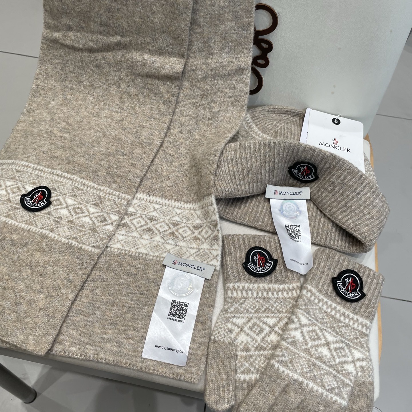 蒙口moncler【羊毛套装帽子-帽子➕围巾+手套🧤】经典套装帽子!暖暖哒超级舒服~冬日小姐姐减龄神器哦