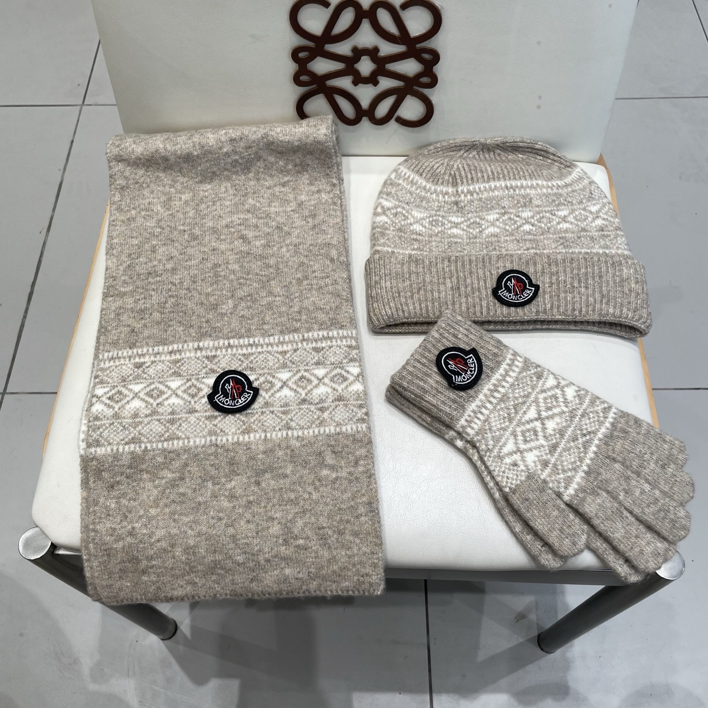 蒙口moncler【羊毛套装帽子-帽子➕围巾+手套🧤】经典套装帽子!暖暖哒超级舒服~冬日小姐姐减龄神器哦