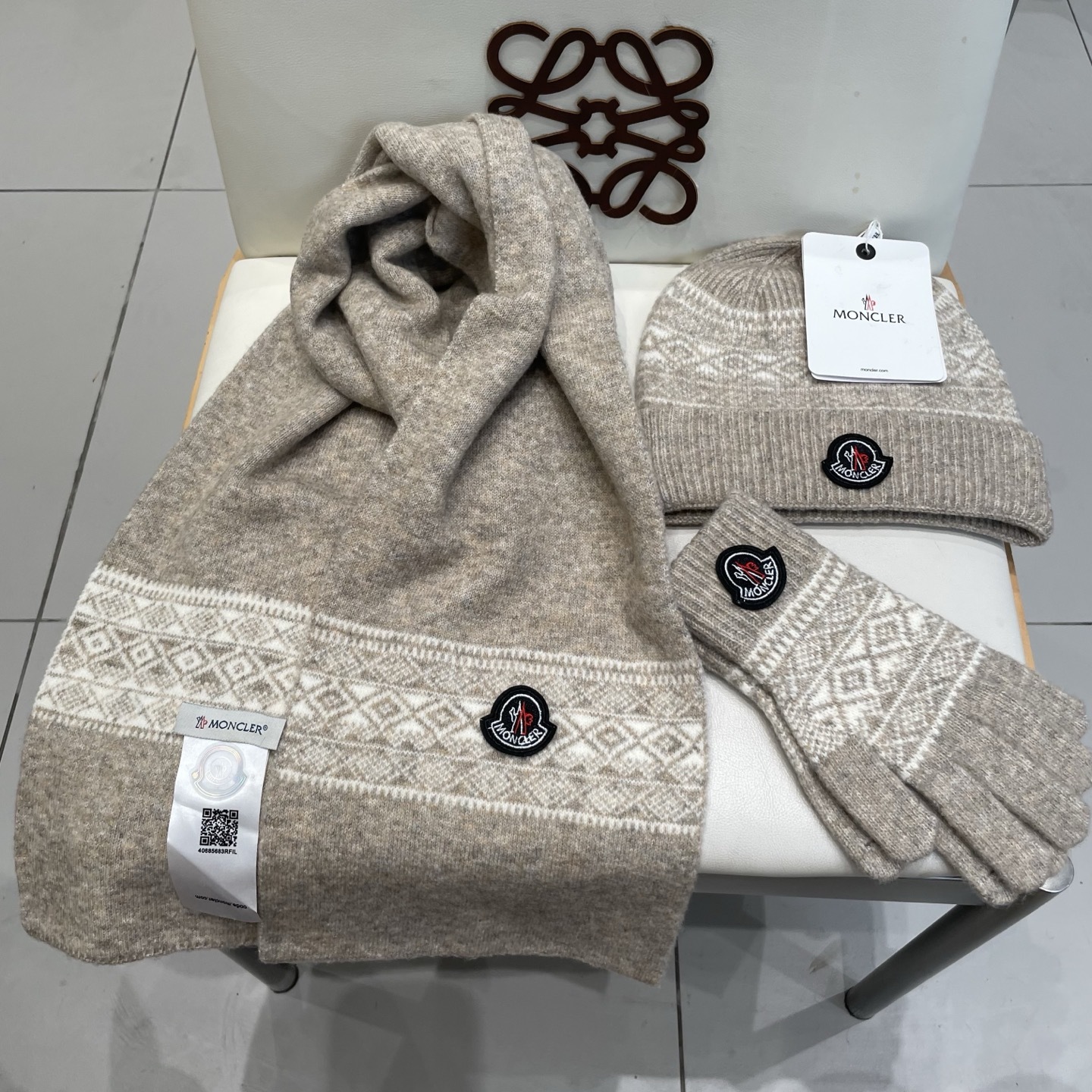 蒙口moncler【羊毛套装帽子-帽子➕围巾+手套🧤】经典套装帽子!暖暖哒超级舒服~冬日小姐姐减龄神器哦