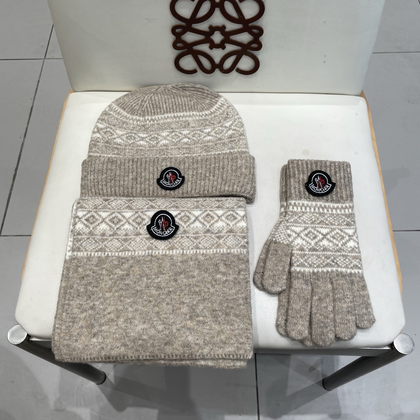蒙口moncler【羊毛套装帽子-帽子➕围巾+手套🧤】经典套装帽子!暖暖哒超级舒服~冬日小姐姐减龄神器哦
