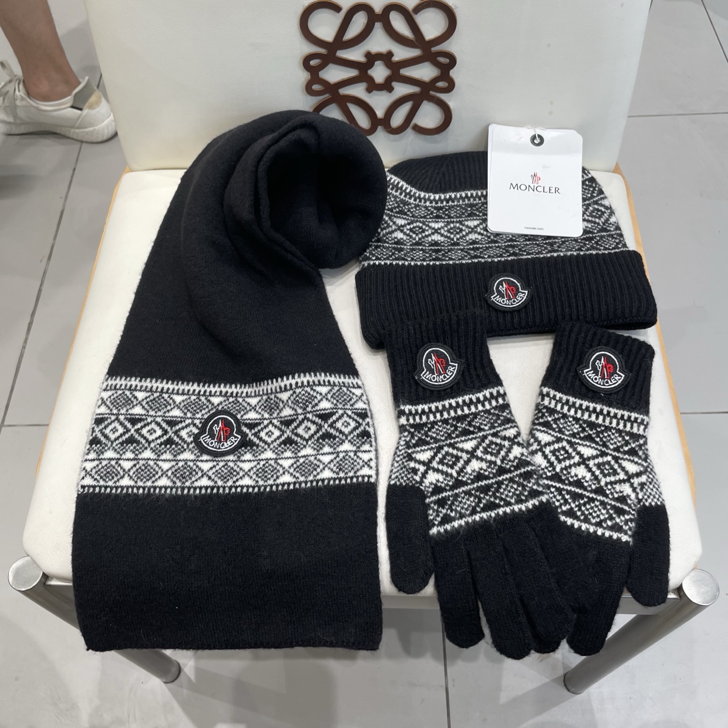 蒙口moncler【羊毛套装帽子-帽子➕围巾+手套🧤】经典套装帽子！暖暖哒超级舒服～冬日小姐姐减龄神器哦