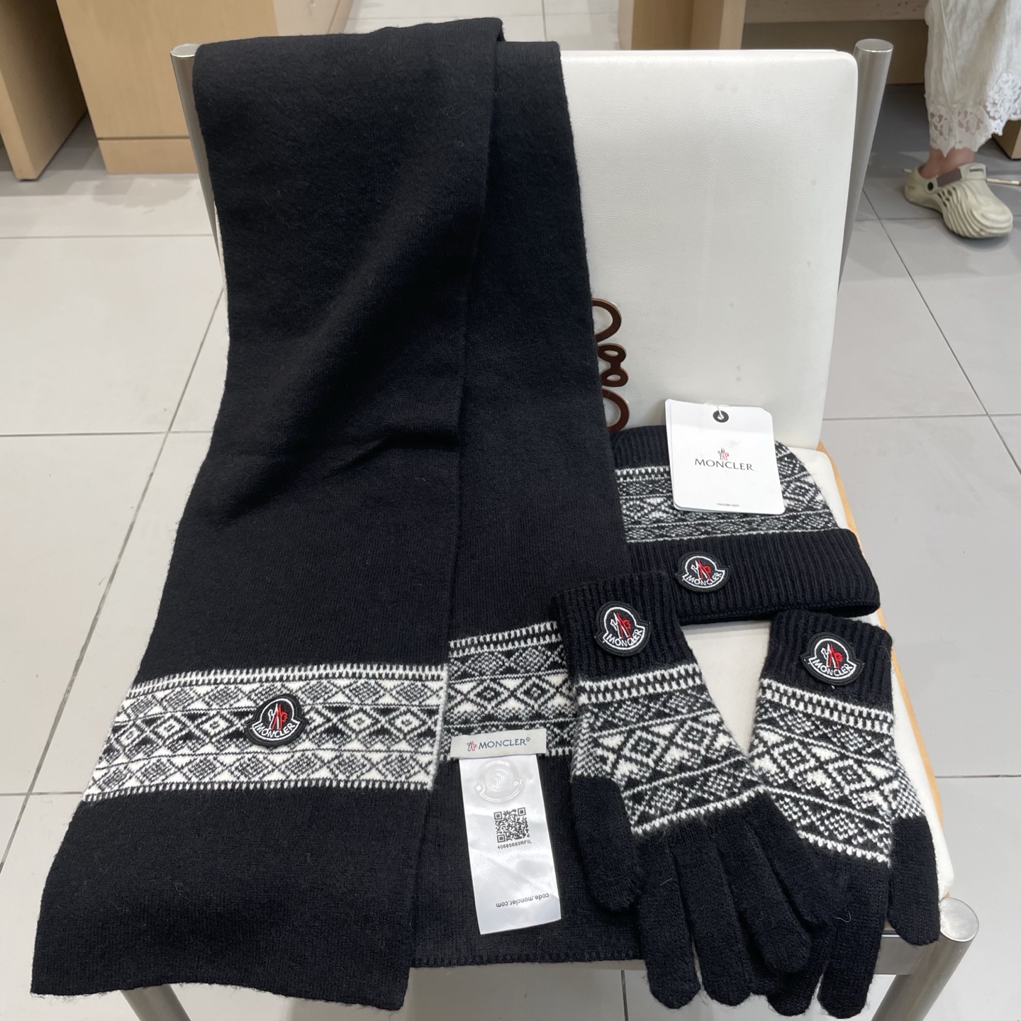 蒙口moncler【羊毛套装帽子-帽子➕围巾+手套🧤】经典套装帽子！暖暖哒超级舒服～冬日小姐姐减龄神器哦