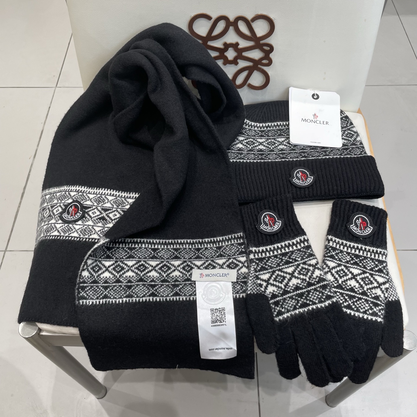 蒙口moncler【羊毛套装帽子-帽子➕围巾+手套🧤】经典套装帽子！暖暖哒超级舒服～冬日小姐姐减龄神器哦