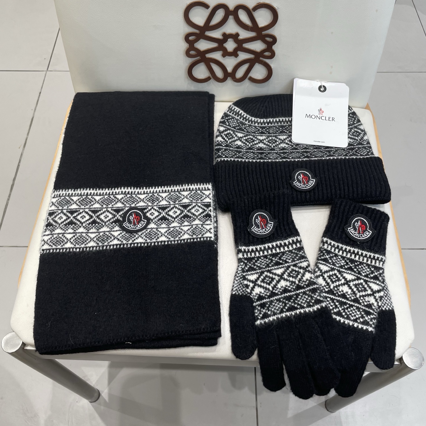 蒙口moncler【羊毛套装帽子-帽子➕围巾+手套🧤】经典套装帽子！暖暖哒超级舒服～冬日小姐姐减龄神器哦