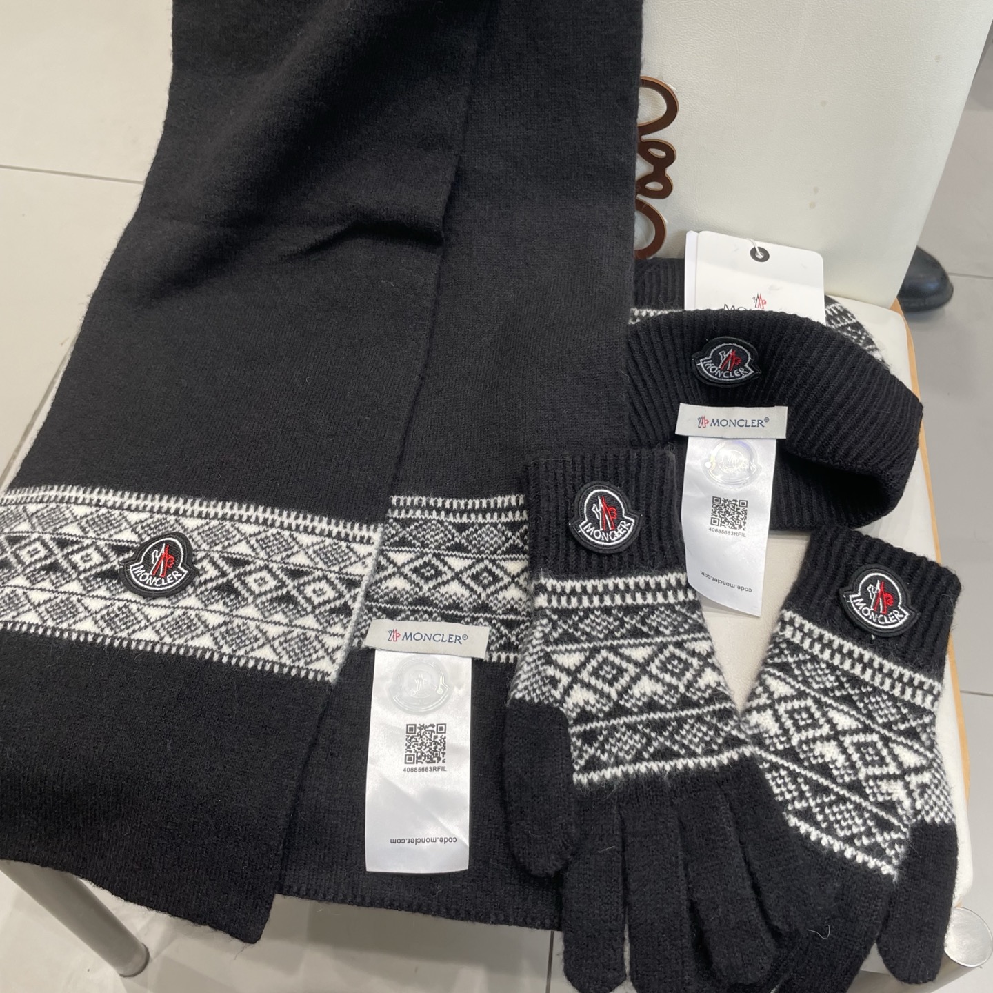 蒙口moncler【羊毛套装帽子-帽子➕围巾+手套🧤】经典套装帽子！暖暖哒超级舒服～冬日小姐姐减龄神器哦