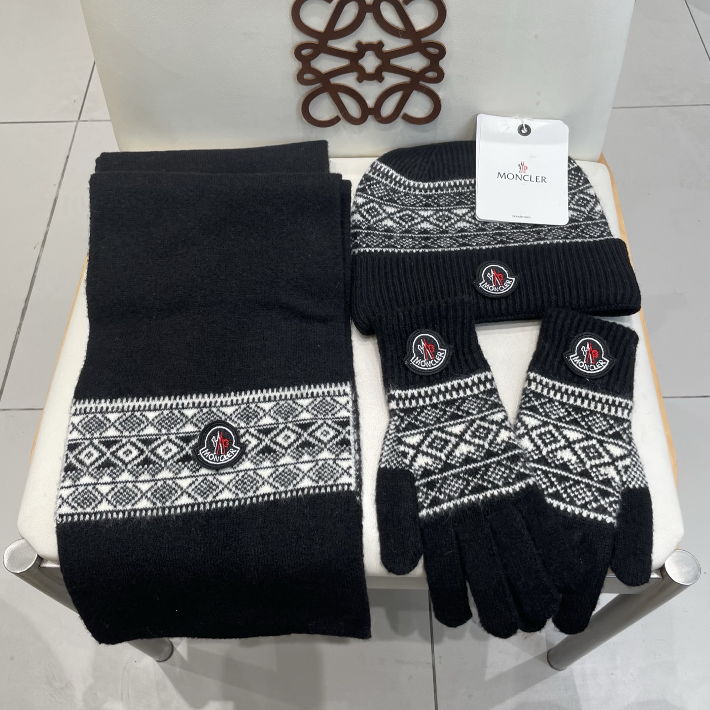 蒙口moncler【羊毛套装帽子-帽子➕围巾+手套🧤】经典套装帽子！暖暖哒超级舒服～冬日小姐姐减龄神器哦