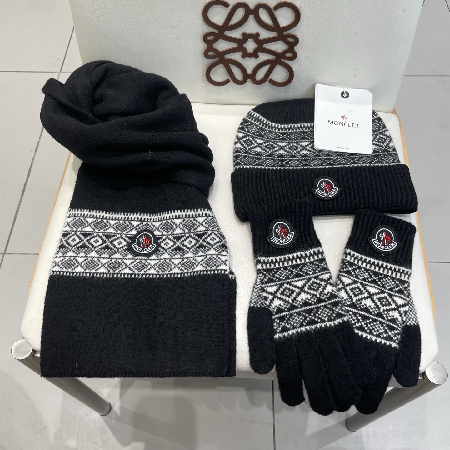 蒙口moncler【羊毛套装帽子-帽子➕围巾+手套🧤】经典套装帽子！暖暖哒超级舒服～冬日小姐姐减龄神器哦