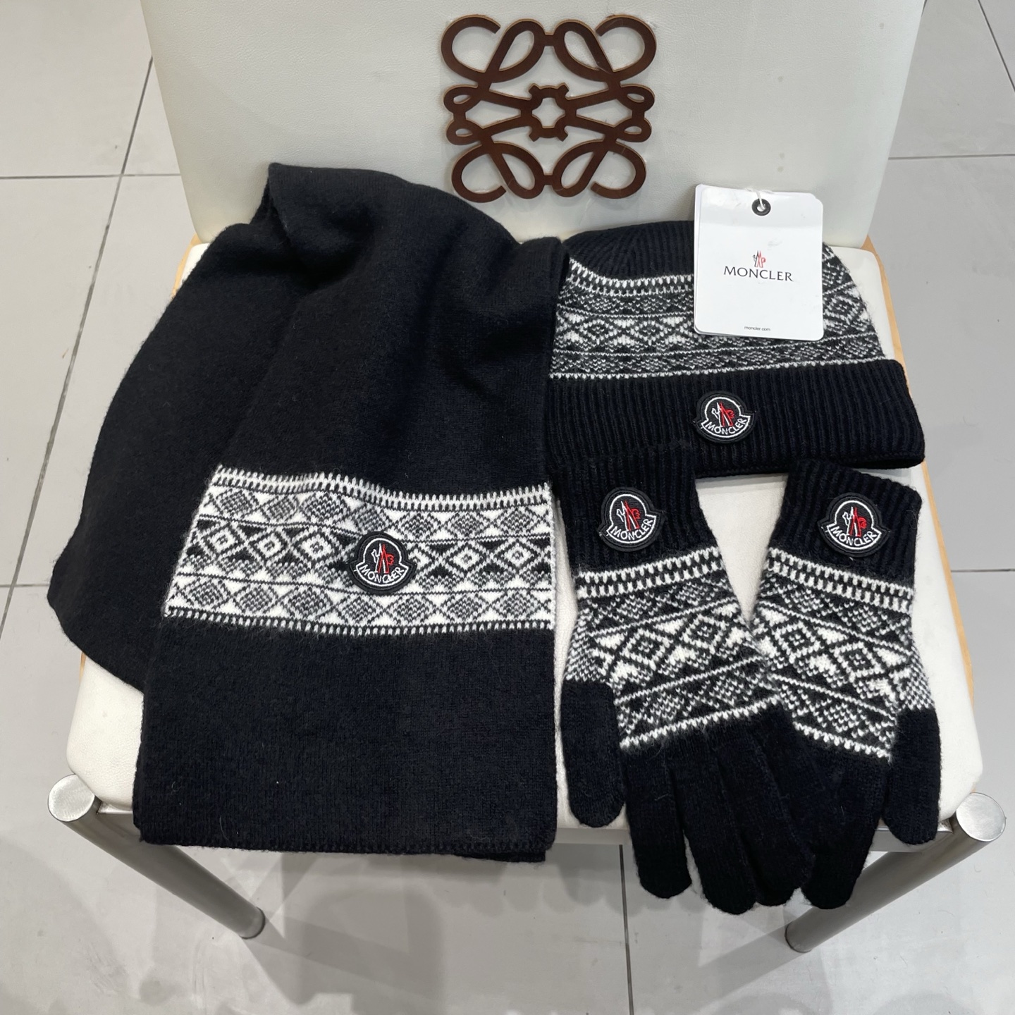 蒙口moncler【羊毛套装帽子-帽子➕围巾+手套🧤】经典套装帽子！暖暖哒超级舒服～冬日小姐姐减龄神器哦
