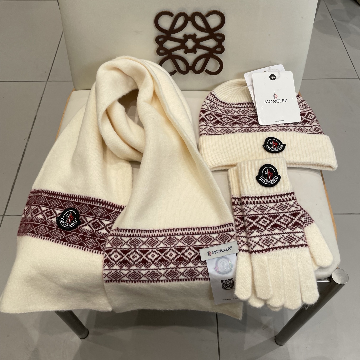 蒙口moncler【羊毛套装帽子-帽子➕围巾+手套🧤】经典套装帽子！暖暖哒超级舒服～冬日小姐姐减龄神器哦