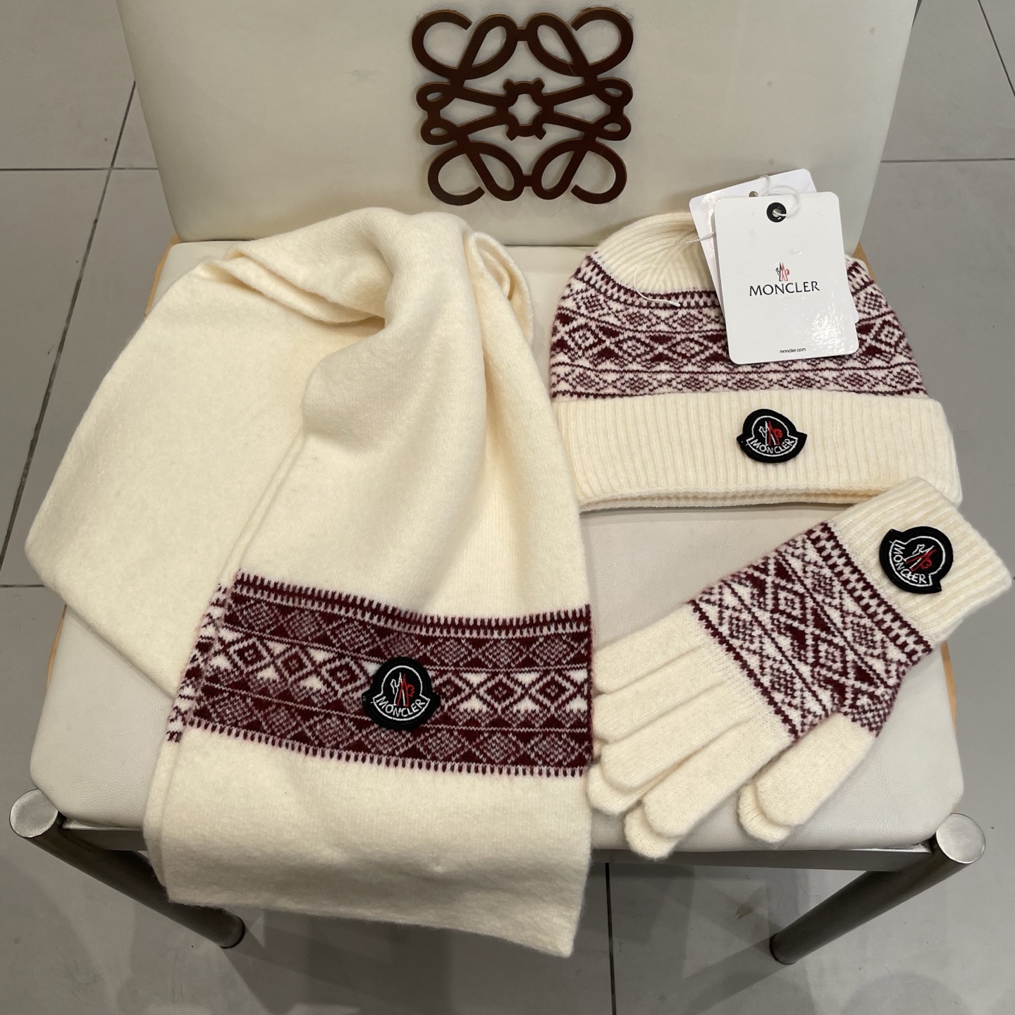 蒙口moncler【羊毛套装帽子-帽子➕围巾+手套🧤】经典套装帽子！暖暖哒超级舒服～冬日小姐姐减龄神器哦