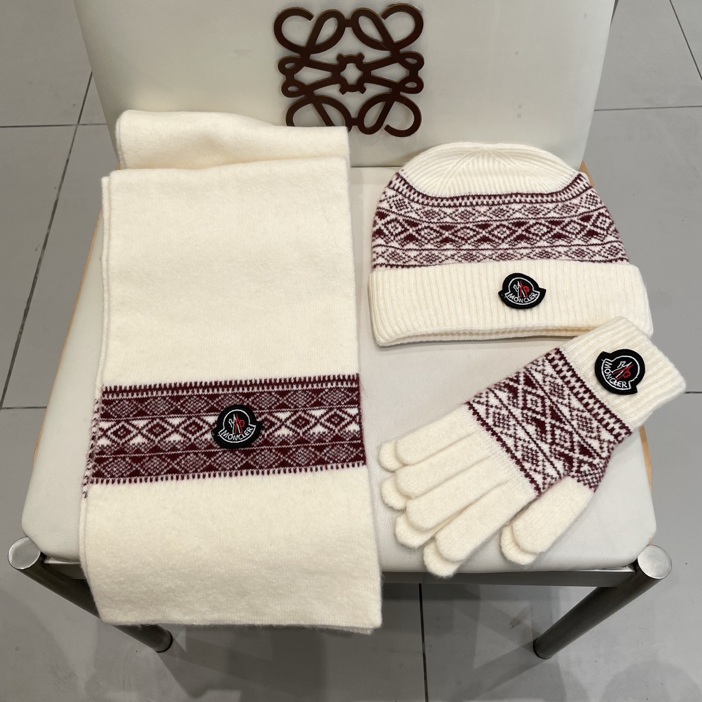 蒙口moncler【羊毛套装帽子-帽子➕围巾+手套🧤】经典套装帽子！暖暖哒超级舒服～冬日小姐姐减龄神器哦