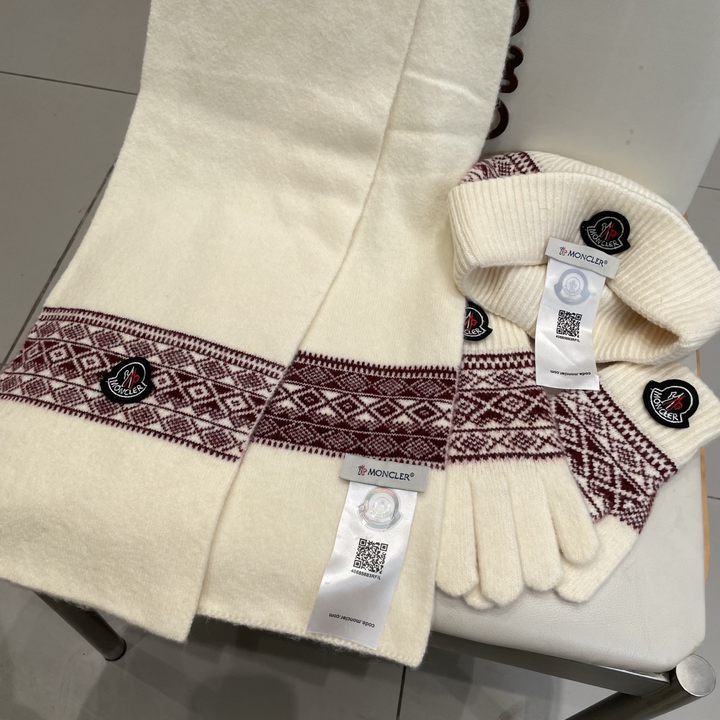 蒙口moncler【羊毛套装帽子-帽子➕围巾+手套🧤】经典套装帽子！暖暖哒超级舒服～冬日小姐姐减龄神器哦