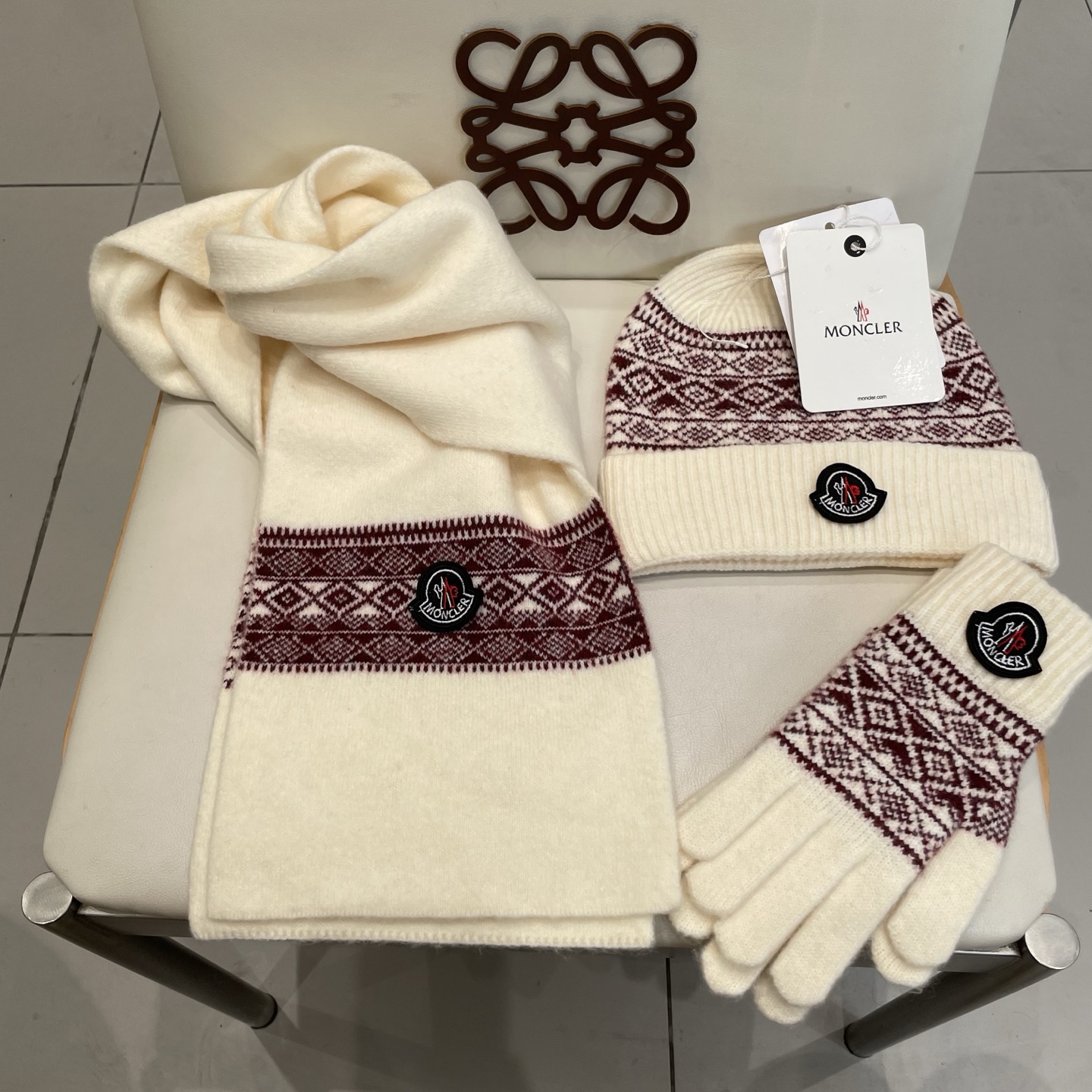 蒙口moncler【羊毛套装帽子-帽子➕围巾+手套🧤】经典套装帽子！暖暖哒超级舒服～冬日小姐姐减龄神器哦