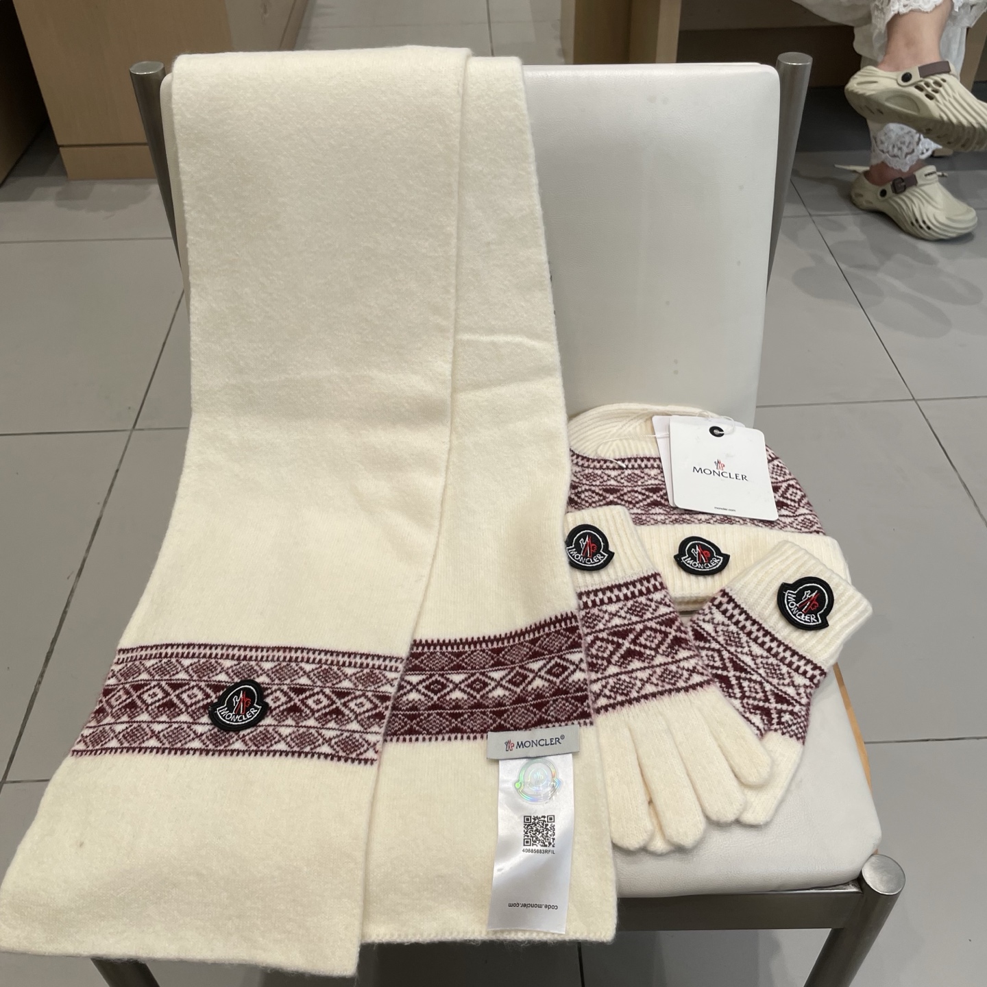 蒙口moncler【羊毛套装帽子-帽子➕围巾+手套🧤】经典套装帽子！暖暖哒超级舒服～冬日小姐姐减龄神器哦