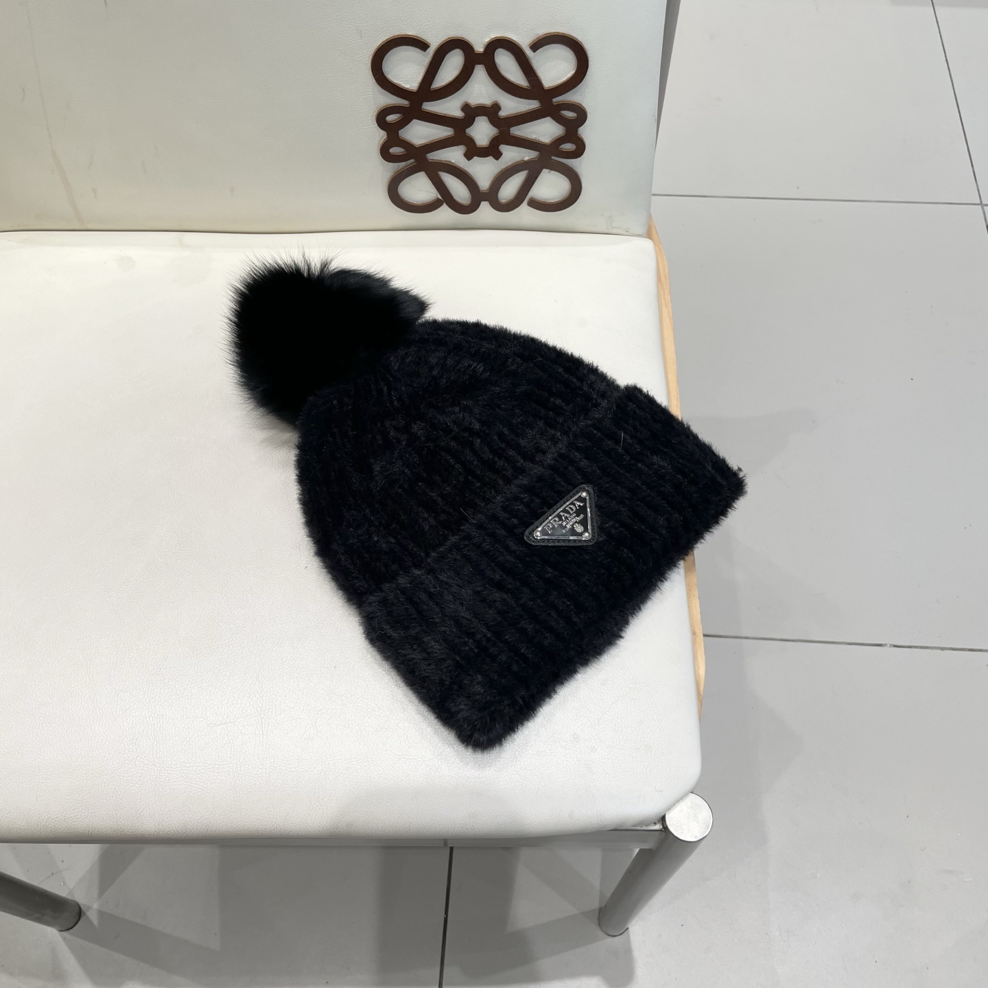 🧢普拉达PRADA👒 秋冬新款配狐狸毛球专柜针织毛线帽，超火爆💖质感一流，出街超好搭配！减龄神器