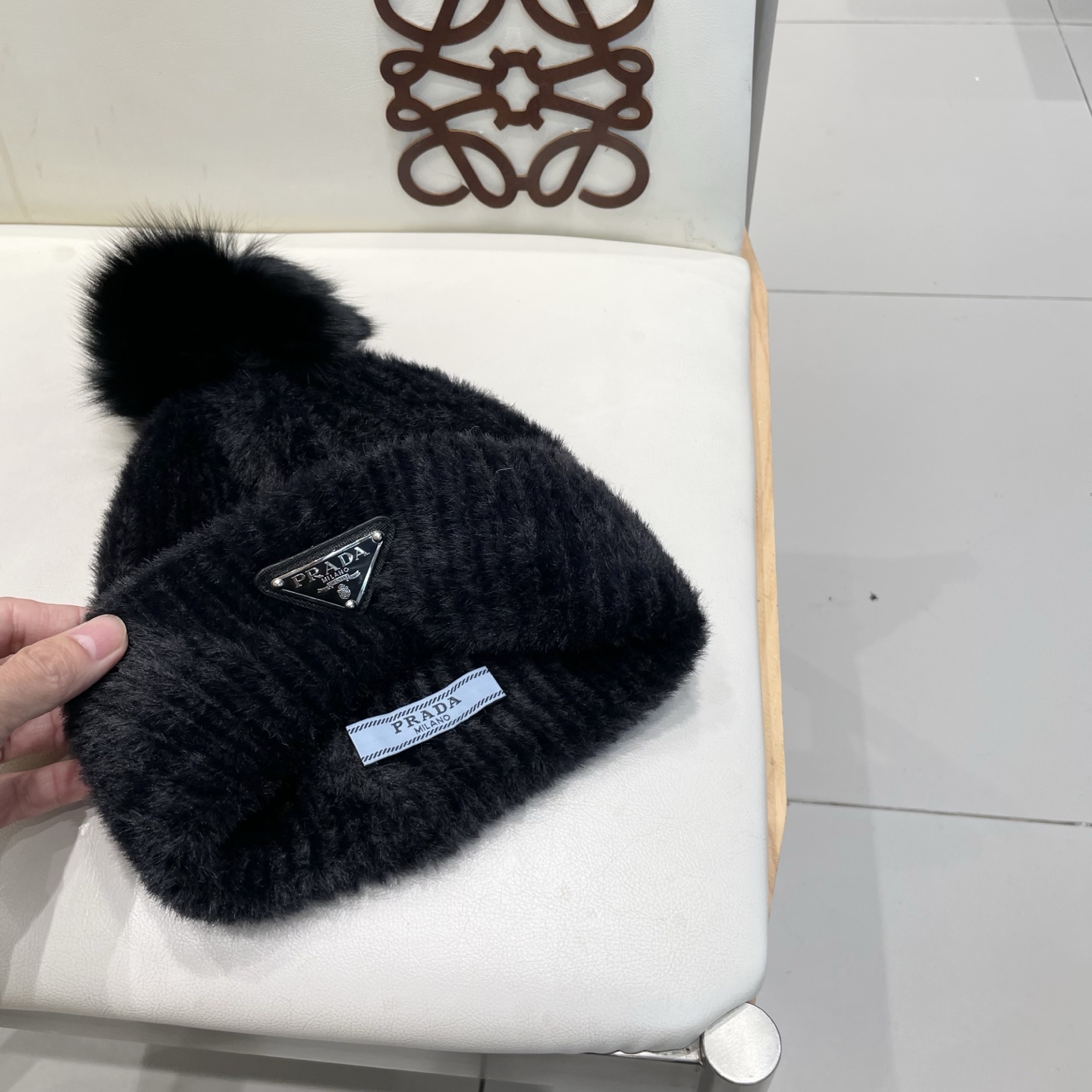 🧢普拉达PRADA👒 秋冬新款配狐狸毛球专柜针织毛线帽，超火爆💖质感一流，出街超好搭配！减龄神器