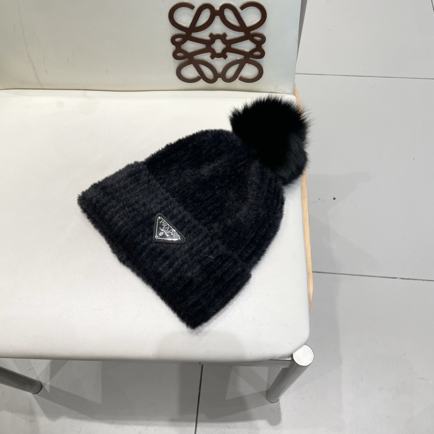 🧢普拉达PRADA👒 秋冬新款配狐狸毛球专柜针织毛线帽，超火爆💖质感一流，出街超好搭配！减龄神器