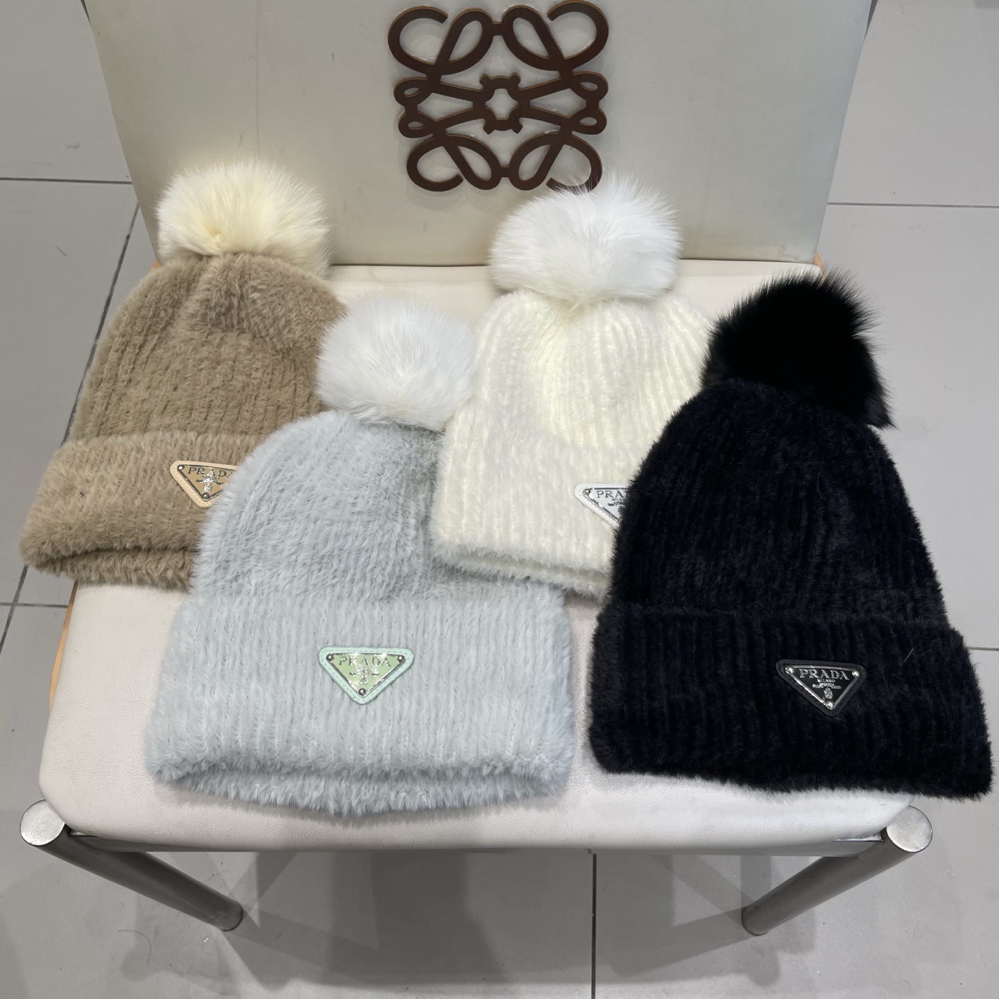 🧢普拉达PRADA👒 秋冬新款配狐狸毛球专柜针织毛线帽，超火爆💖质感一流，出街超好搭配！减龄神器