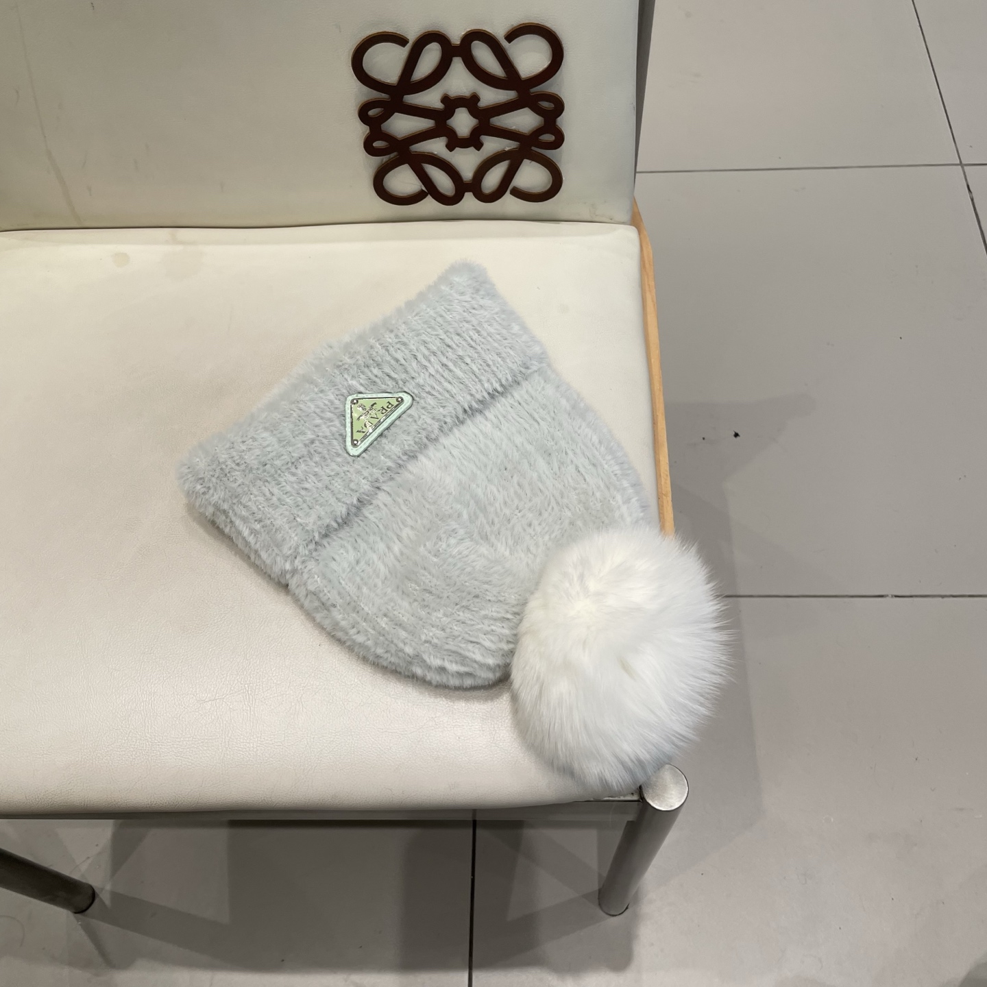 🧢普拉达PRADA👒 秋冬新款配狐狸毛球专柜针织毛线帽，超火爆💖质感一流，出街超好搭配！减龄神器