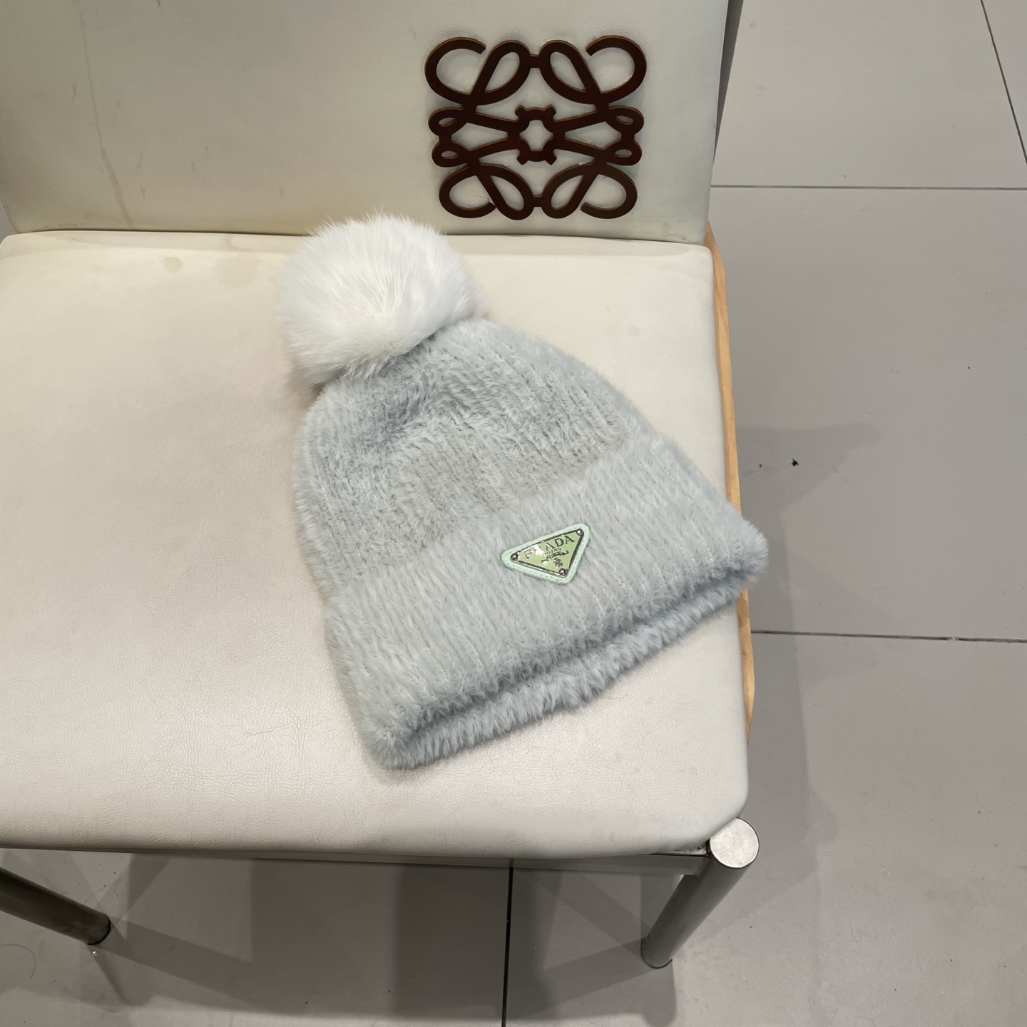 🧢普拉达PRADA👒 秋冬新款配狐狸毛球专柜针织毛线帽，超火爆💖质感一流，出街超好搭配！减龄神器