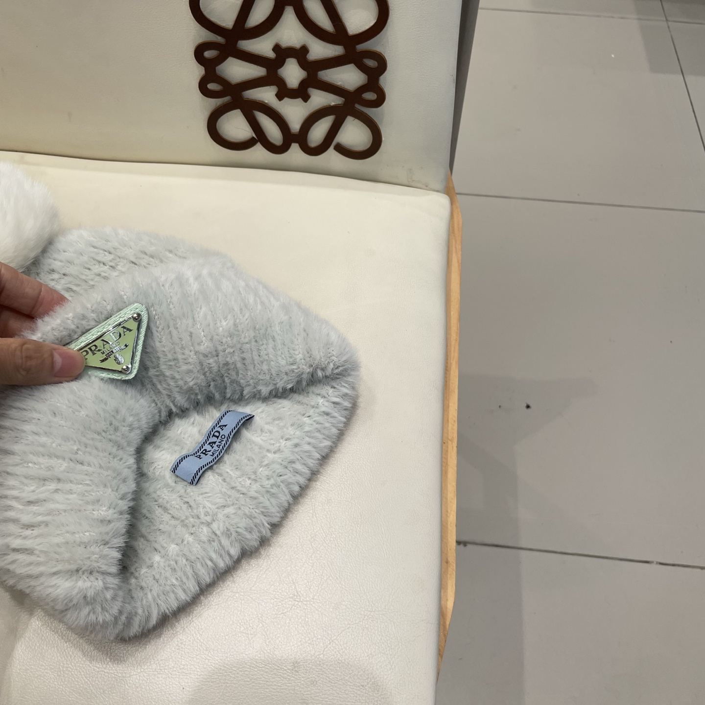 🧢普拉达PRADA👒 秋冬新款配狐狸毛球专柜针织毛线帽，超火爆💖质感一流，出街超好搭配！减龄神器