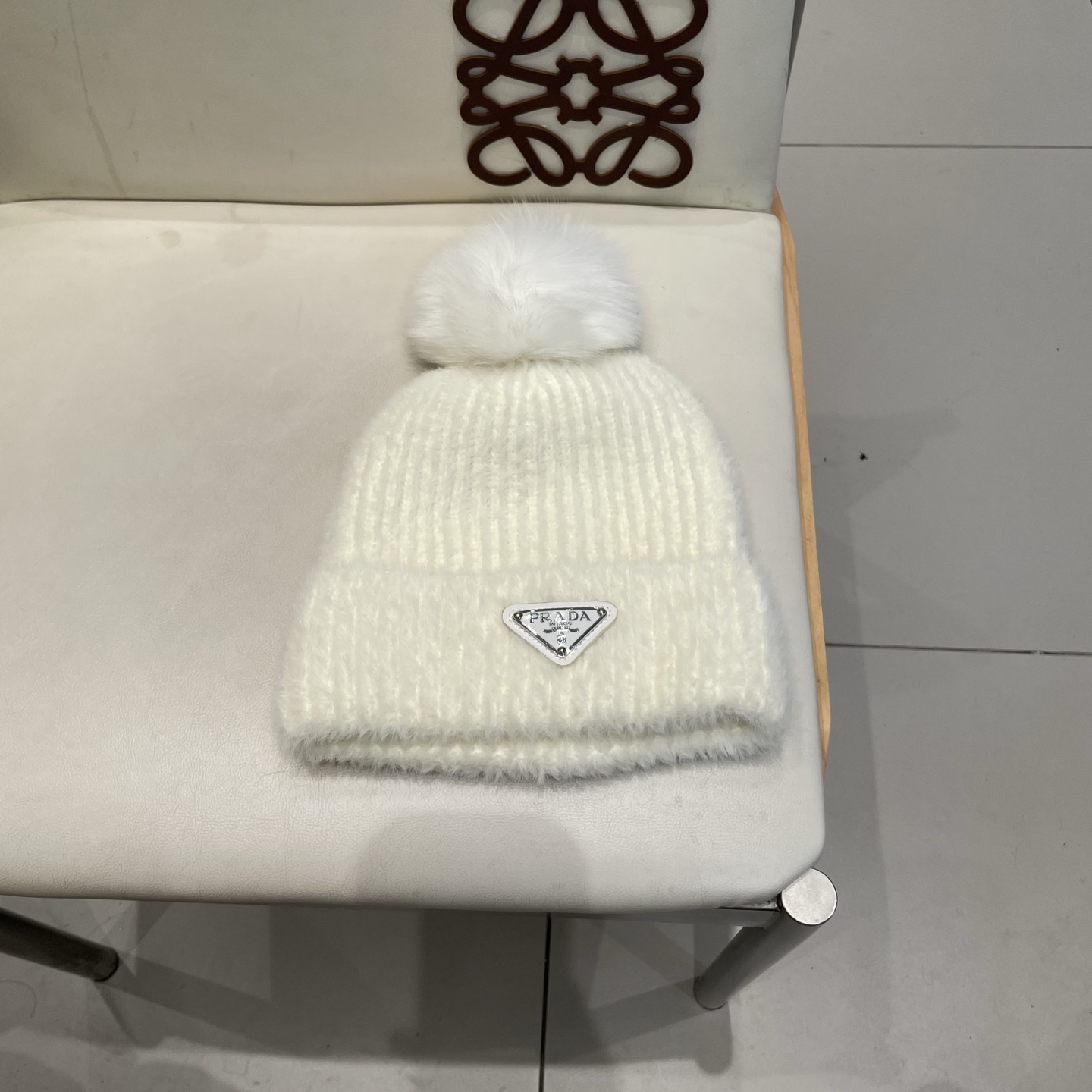 🧢普拉达PRADA👒 秋冬新款配狐狸毛球专柜针织毛线帽，超火爆💖质感一流，出街超好搭配！减龄神器