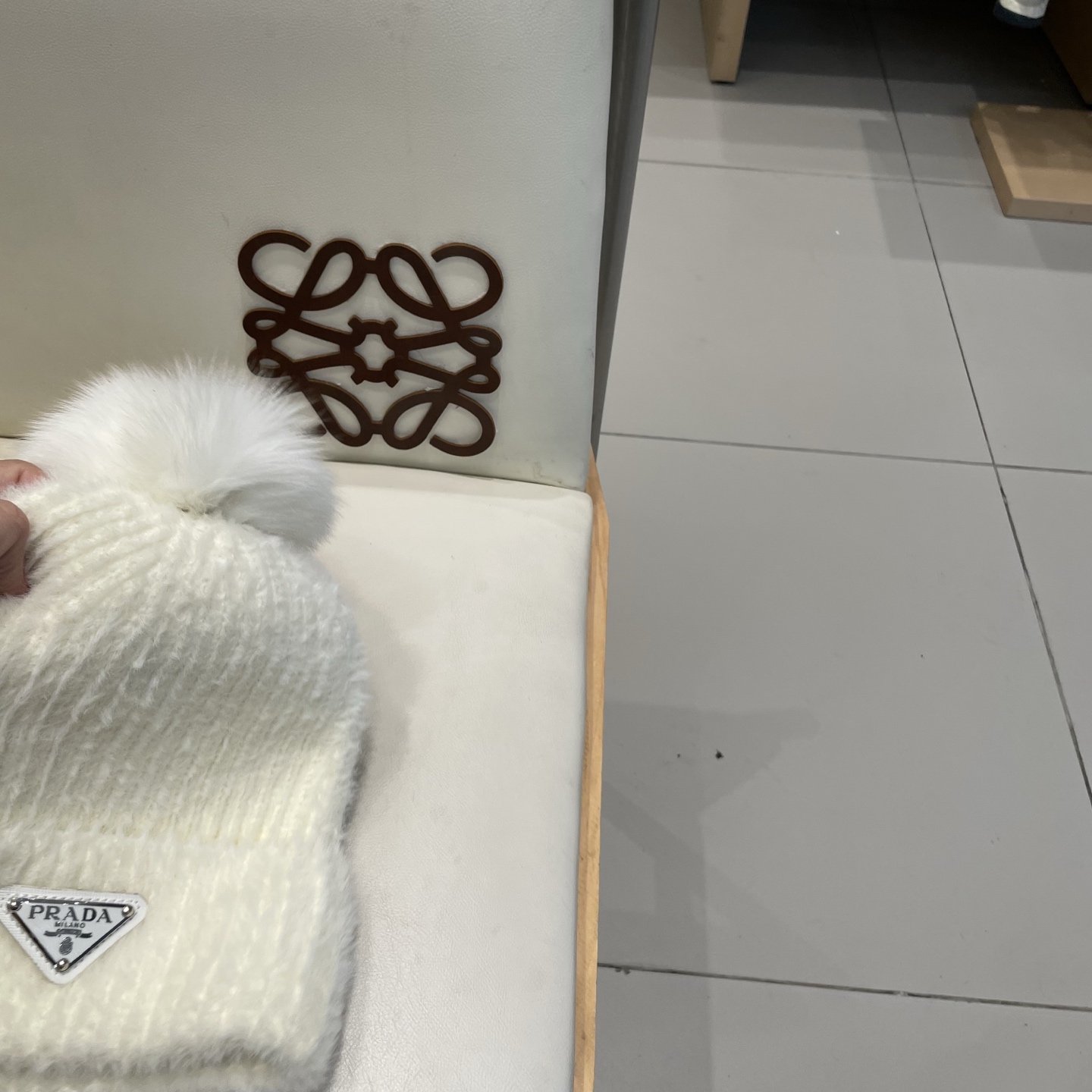 🧢普拉达PRADA👒 秋冬新款配狐狸毛球专柜针织毛线帽，超火爆💖质感一流，出街超好搭配！减龄神器