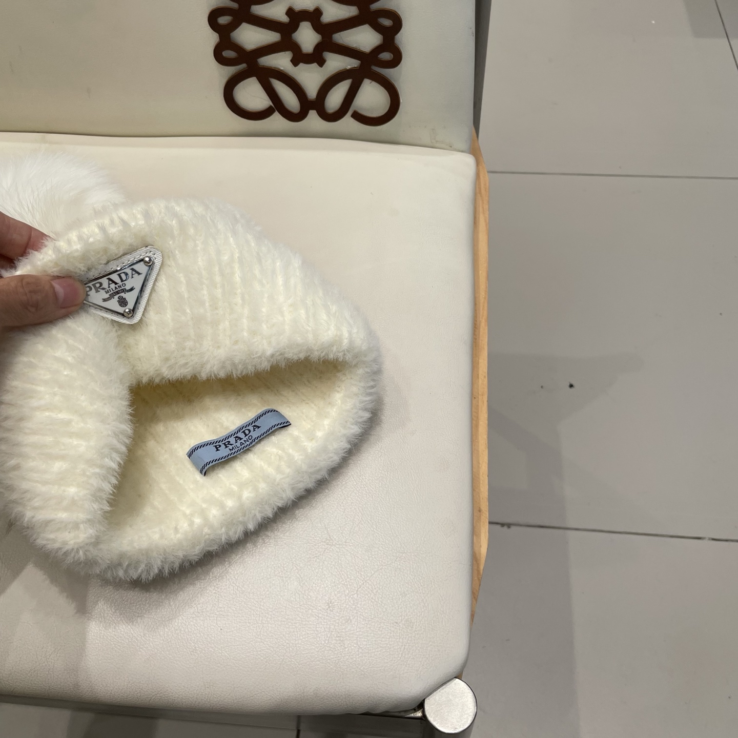 🧢普拉达PRADA👒 秋冬新款配狐狸毛球专柜针织毛线帽，超火爆💖质感一流，出街超好搭配！减龄神器