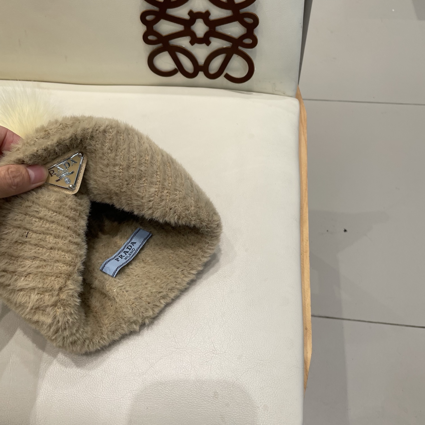 🧢普拉达PRADA👒 秋冬新款配狐狸毛球专柜针织毛线帽，超火爆💖质感一流，出街超好搭配！减龄神器