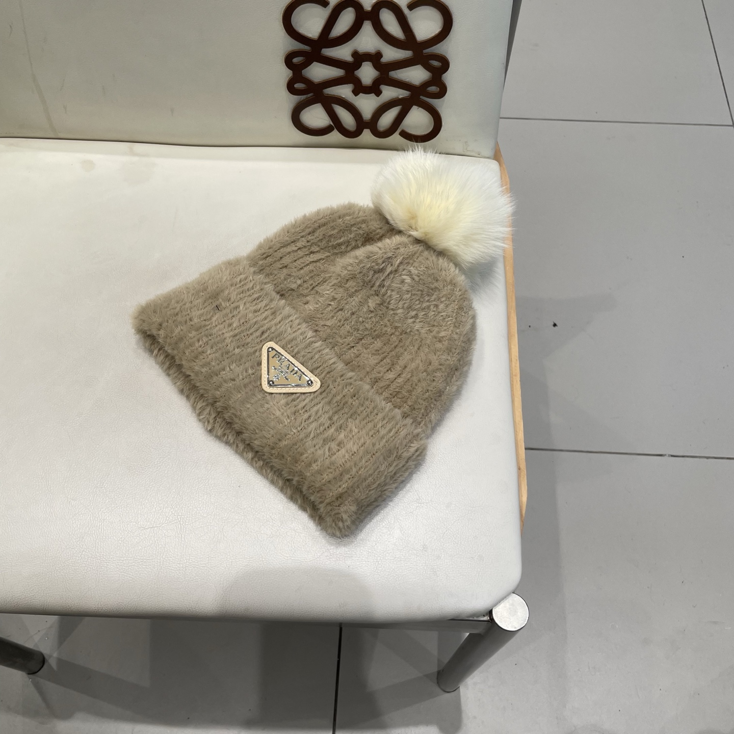 🧢普拉达PRADA👒 秋冬新款配狐狸毛球专柜针织毛线帽，超火爆💖质感一流，出街超好搭配！减龄神器