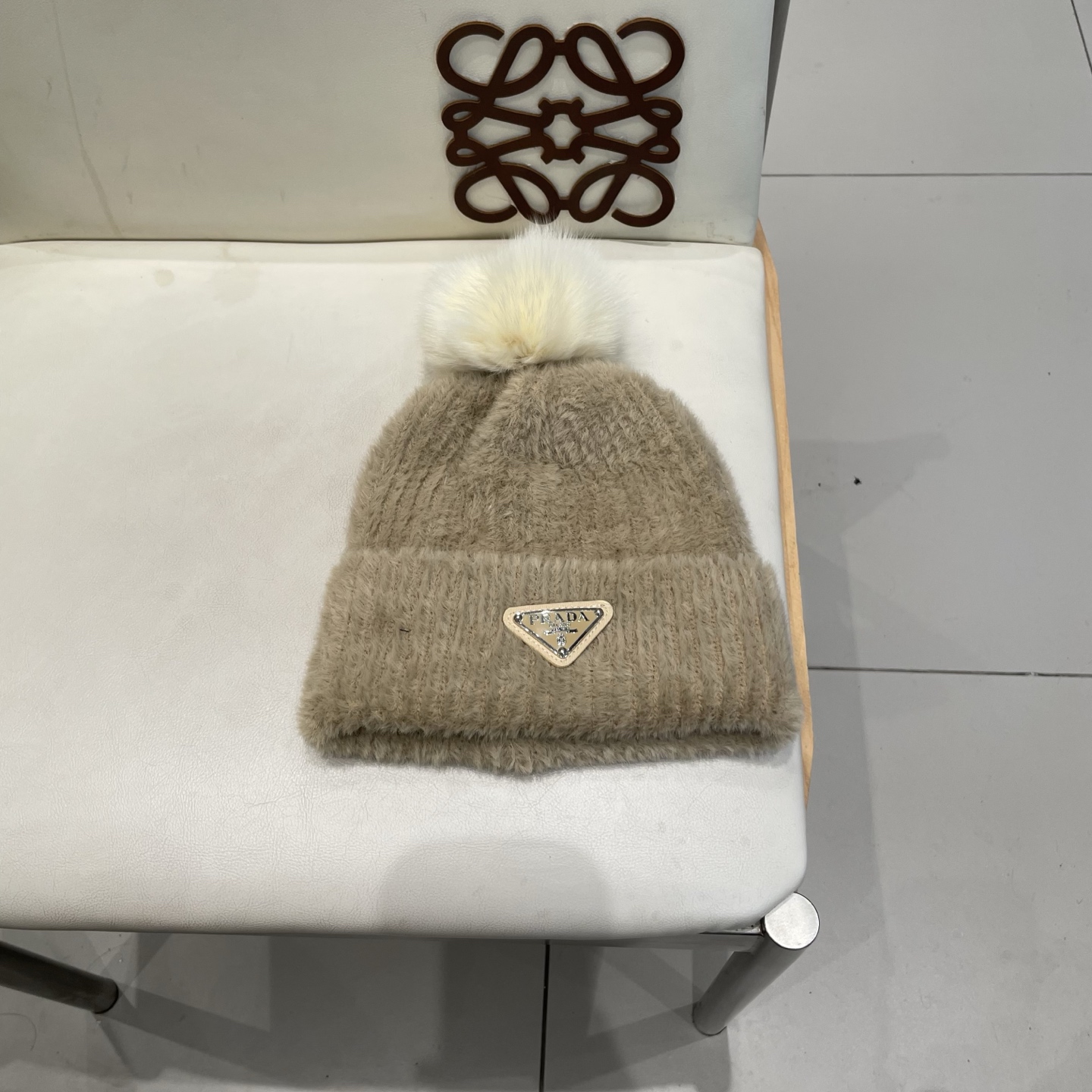 🧢普拉达PRADA👒 秋冬新款配狐狸毛球专柜针织毛线帽，超火爆💖质感一流，出街超好搭配！减龄神器