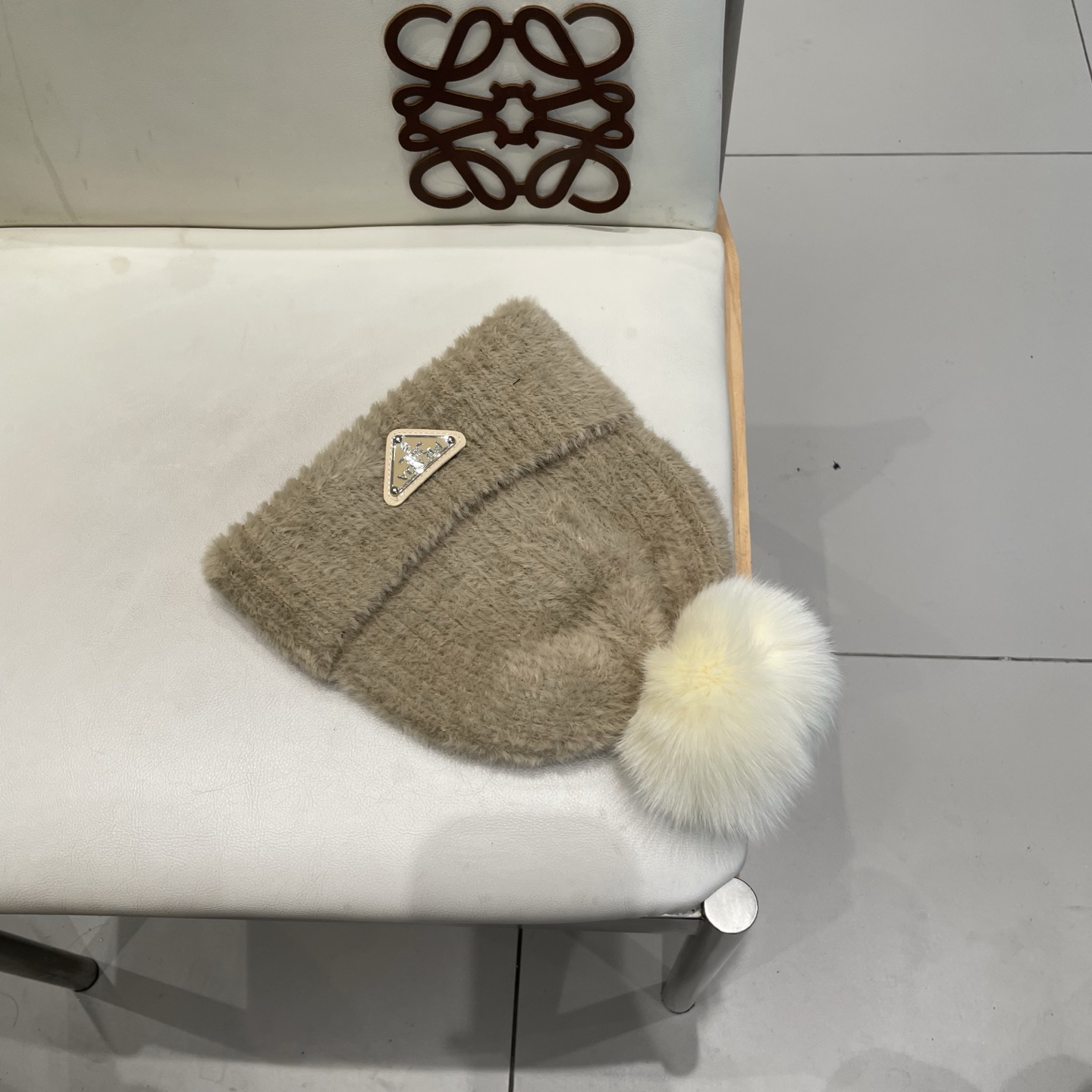 🧢普拉达PRADA👒 秋冬新款配狐狸毛球专柜针织毛线帽，超火爆💖质感一流，出街超好搭配！减龄神器