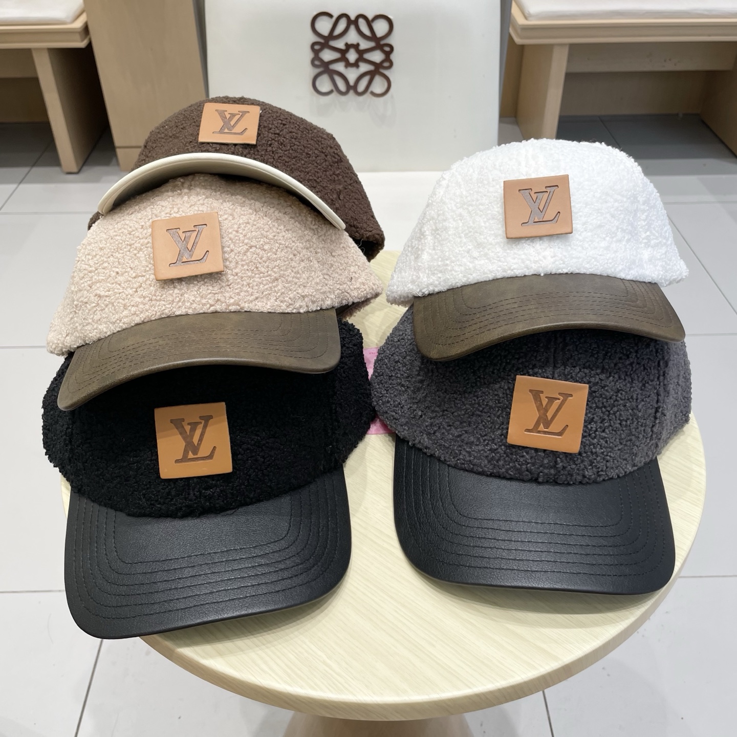 🧢路易威登LV羊羔毛棒球帽 👒潮流前线👍懂货的来 新款小羊皮帽檐，质感超好，简约大气，时尚百搭棒球帽，帽