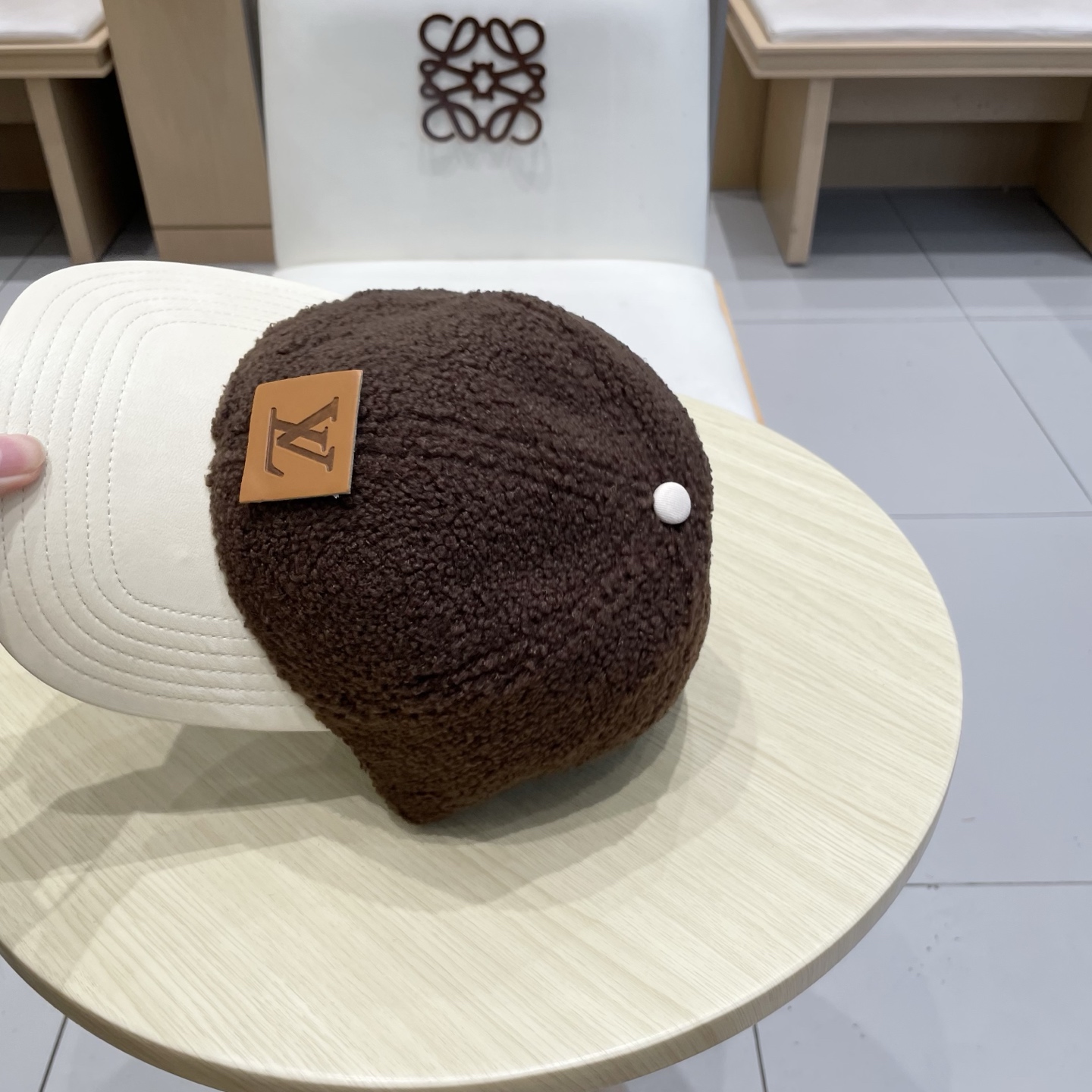 🧢路易威登LV羊羔毛棒球帽 👒潮流前线👍懂货的来 新款小羊皮帽檐，质感超好，简约大气，时尚百搭棒球帽，帽