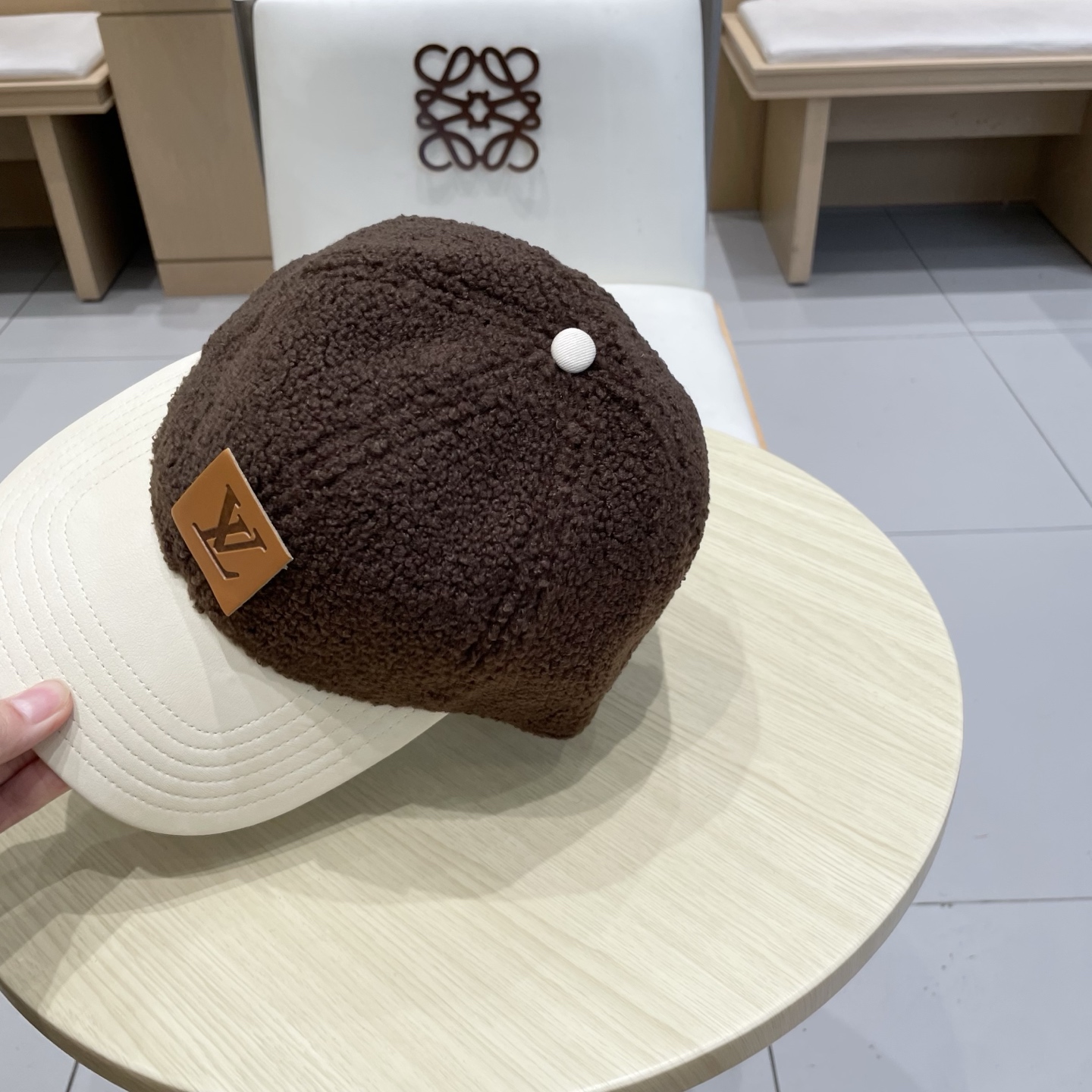 🧢路易威登LV羊羔毛棒球帽 👒潮流前线👍懂货的来 新款小羊皮帽檐，质感超好，简约大气，时尚百搭棒球帽，帽