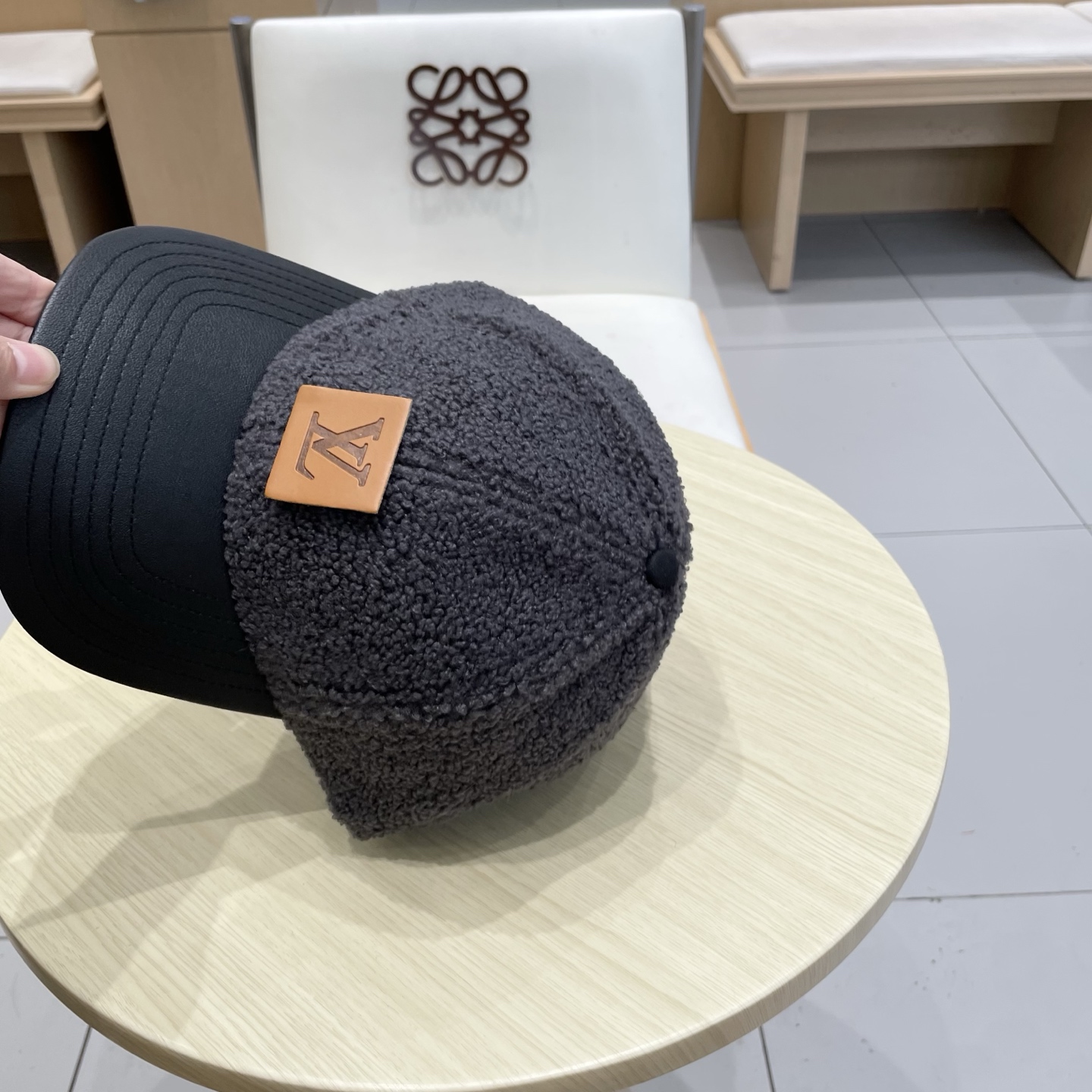 🧢路易威登LV羊羔毛棒球帽 👒潮流前线👍懂货的来 新款小羊皮帽檐，质感超好，简约大气，时尚百搭棒球帽，帽