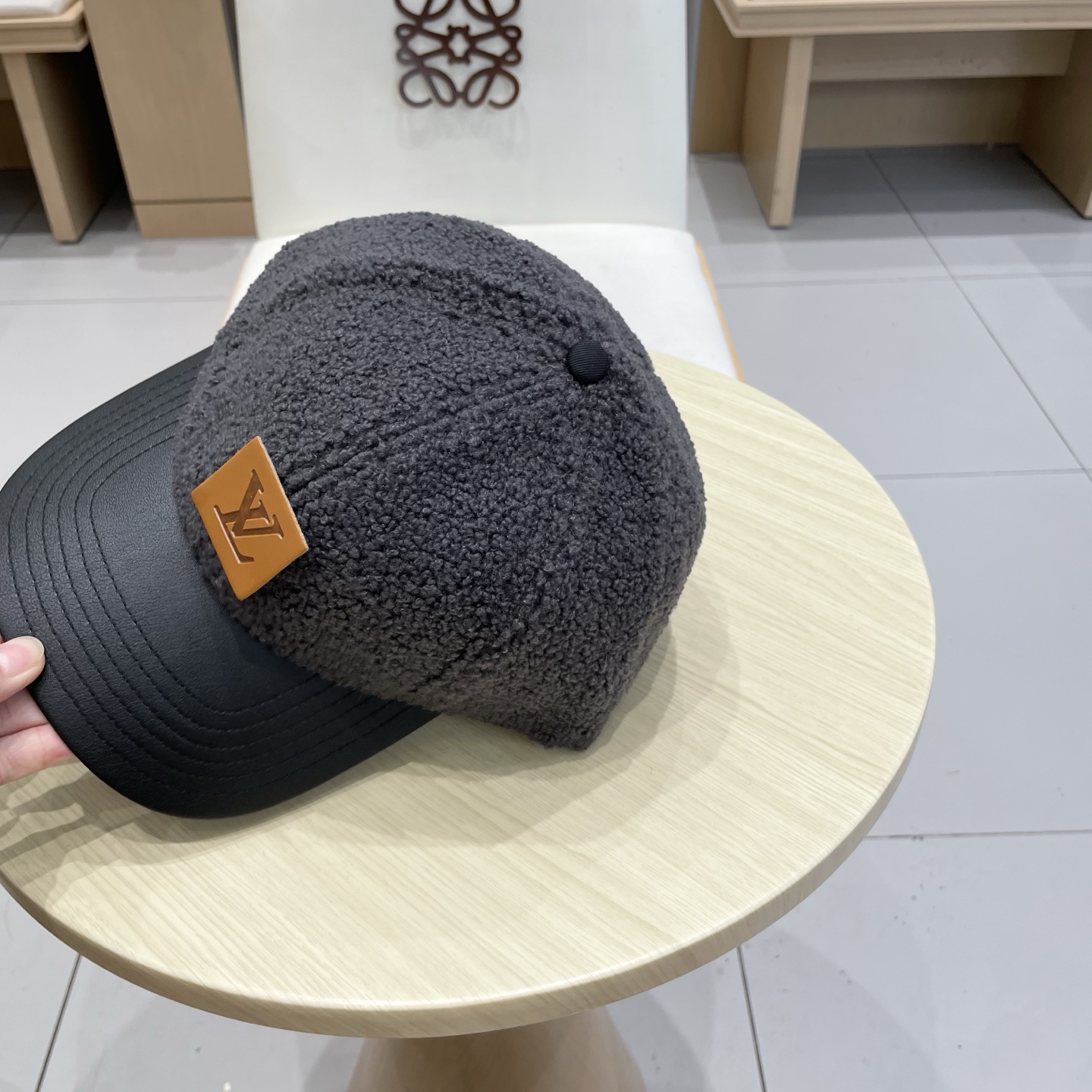 🧢路易威登LV羊羔毛棒球帽 👒潮流前线👍懂货的来 新款小羊皮帽檐，质感超好，简约大气，时尚百搭棒球帽，帽