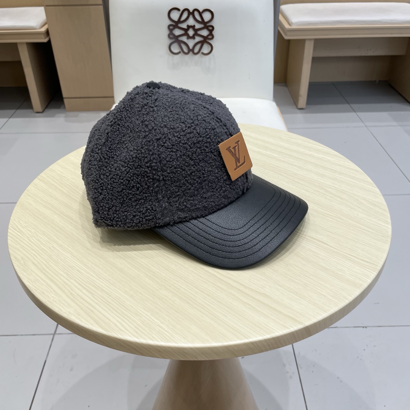 🧢路易威登LV羊羔毛棒球帽 👒潮流前线👍懂货的来 新款小羊皮帽檐，质感超好，简约大气，时尚百搭棒球帽，帽