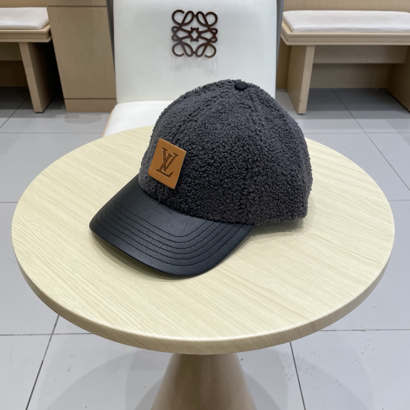 🧢路易威登LV羊羔毛棒球帽 👒潮流前线👍懂货的来 新款小羊皮帽檐，质感超好，简约大气，时尚百搭棒球帽，帽