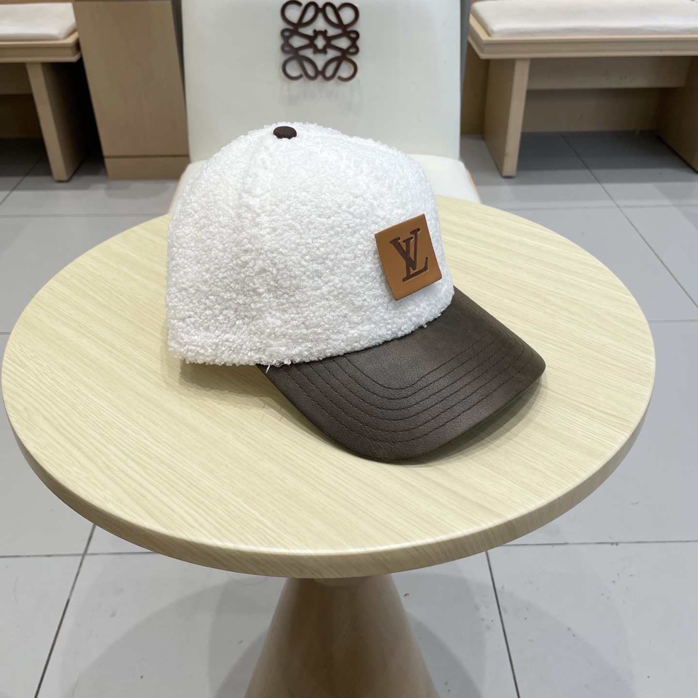 🧢路易威登LV羊羔毛棒球帽 👒潮流前线👍懂货的来 新款小羊皮帽檐，质感超好，简约大气，时尚百搭棒球帽，帽