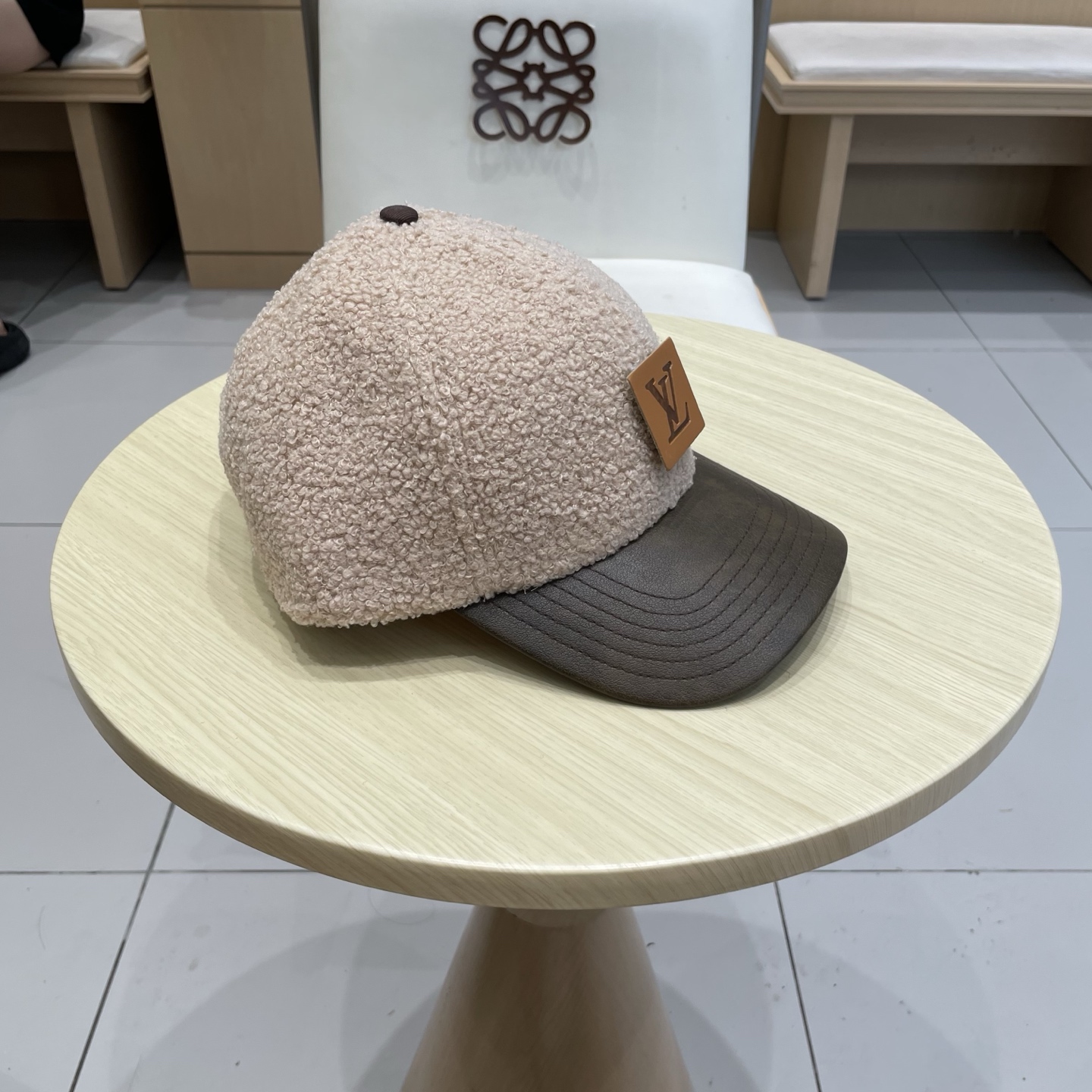 🧢路易威登LV羊羔毛棒球帽 👒潮流前线👍懂货的来 新款小羊皮帽檐，质感超好，简约大气，时尚百搭棒球帽，帽