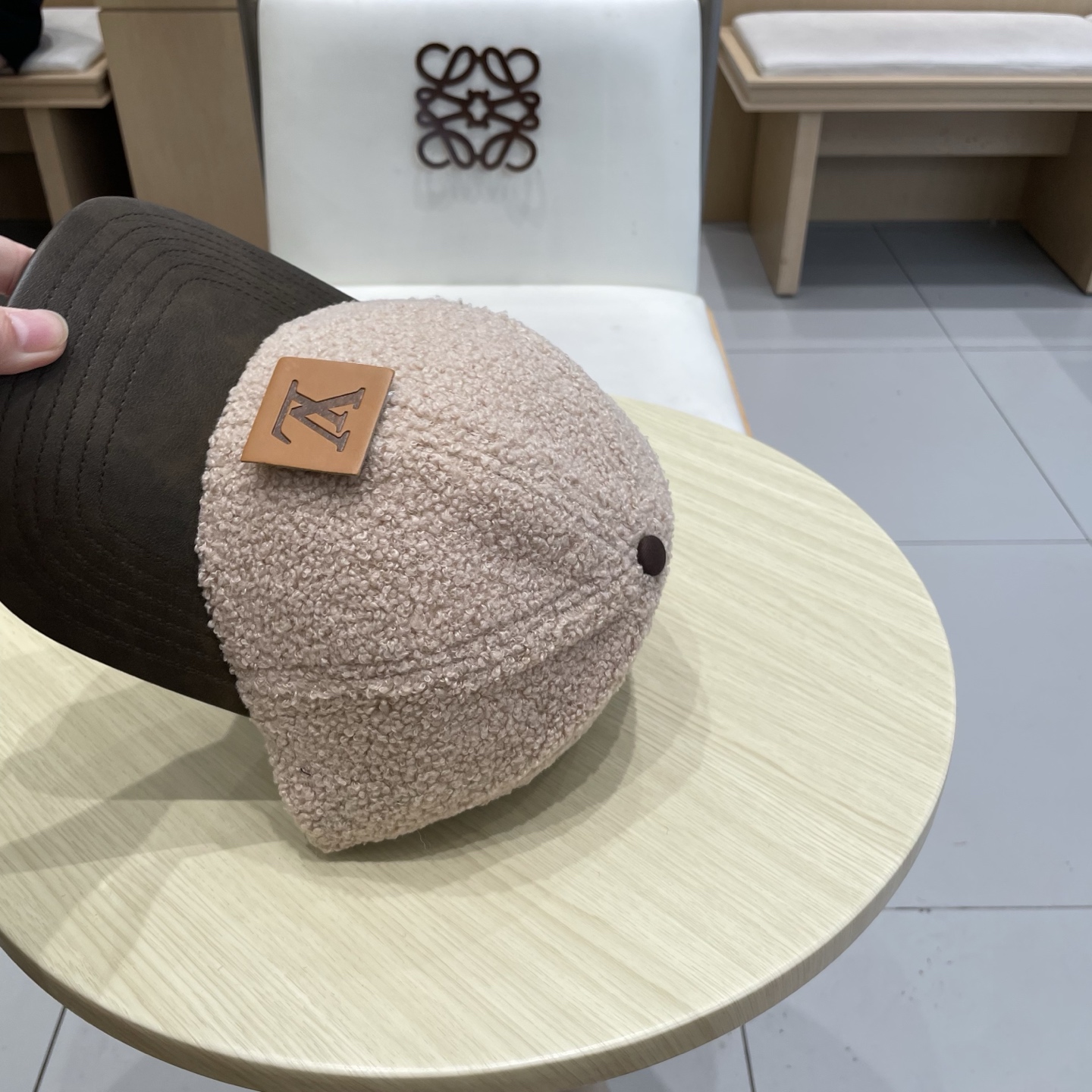 🧢路易威登LV羊羔毛棒球帽 👒潮流前线👍懂货的来 新款小羊皮帽檐，质感超好，简约大气，时尚百搭棒球帽，帽