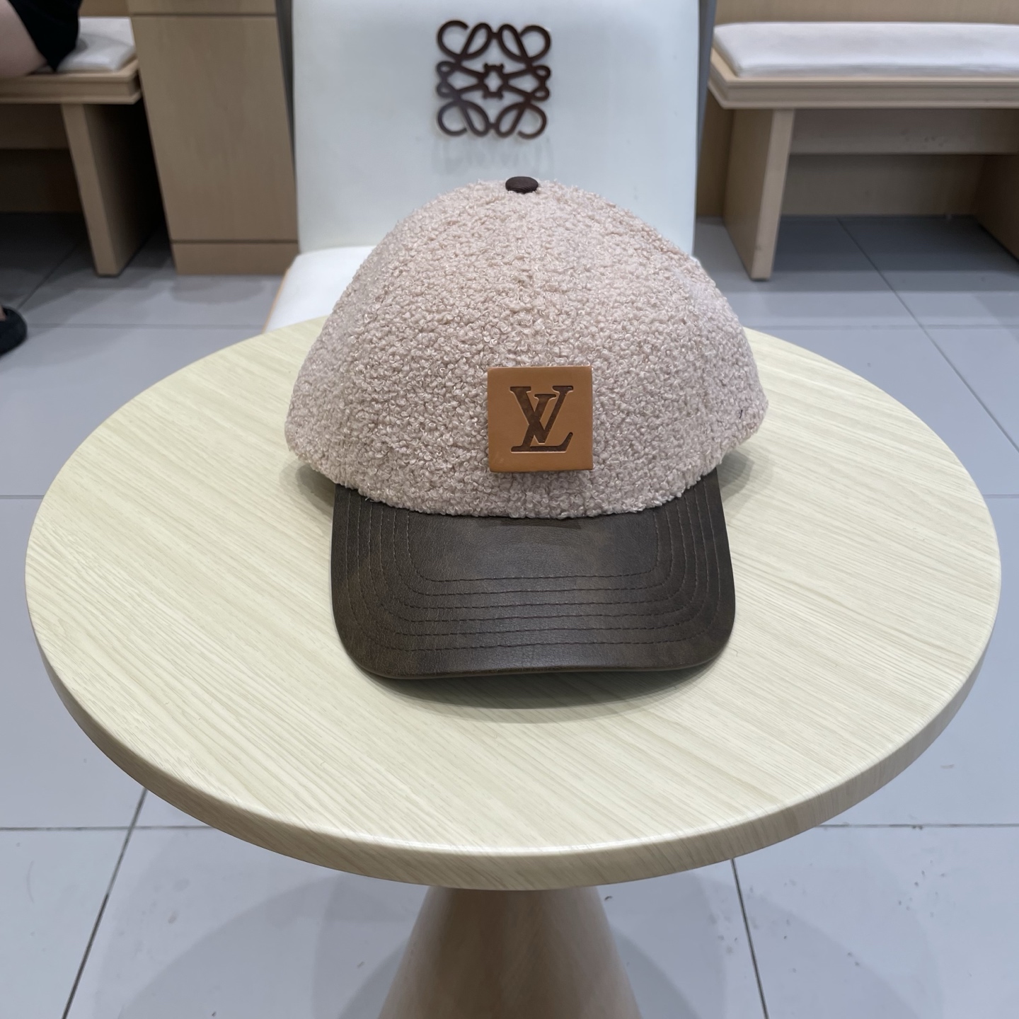 🧢路易威登LV羊羔毛棒球帽 👒潮流前线👍懂货的来 新款小羊皮帽檐，质感超好，简约大气，时尚百搭棒球帽，帽