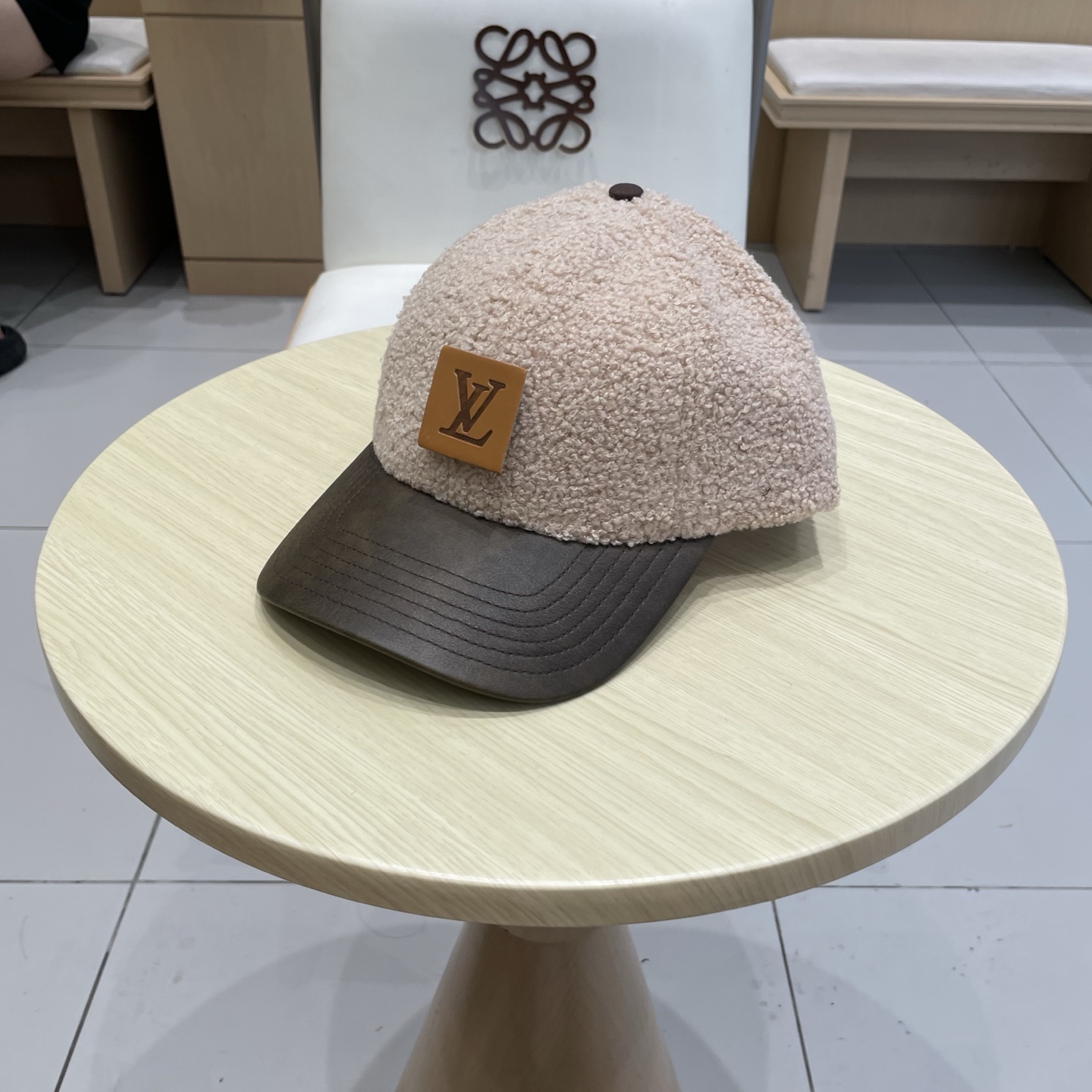 🧢路易威登LV羊羔毛棒球帽 👒潮流前线👍懂货的来 新款小羊皮帽檐，质感超好，简约大气，时尚百搭棒球帽，帽