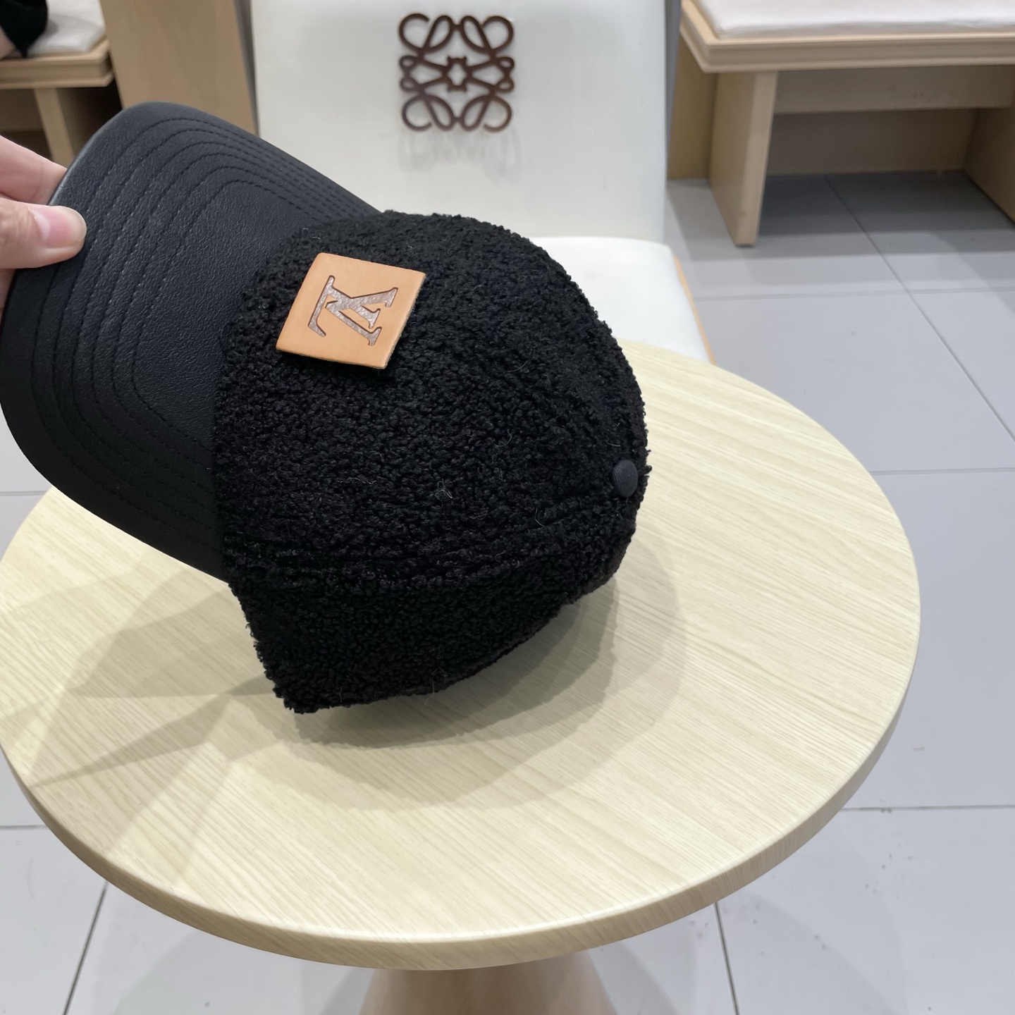 🧢路易威登LV羊羔毛棒球帽 👒潮流前线👍懂货的来 新款小羊皮帽檐，质感超好，简约大气，时尚百搭棒球帽，帽